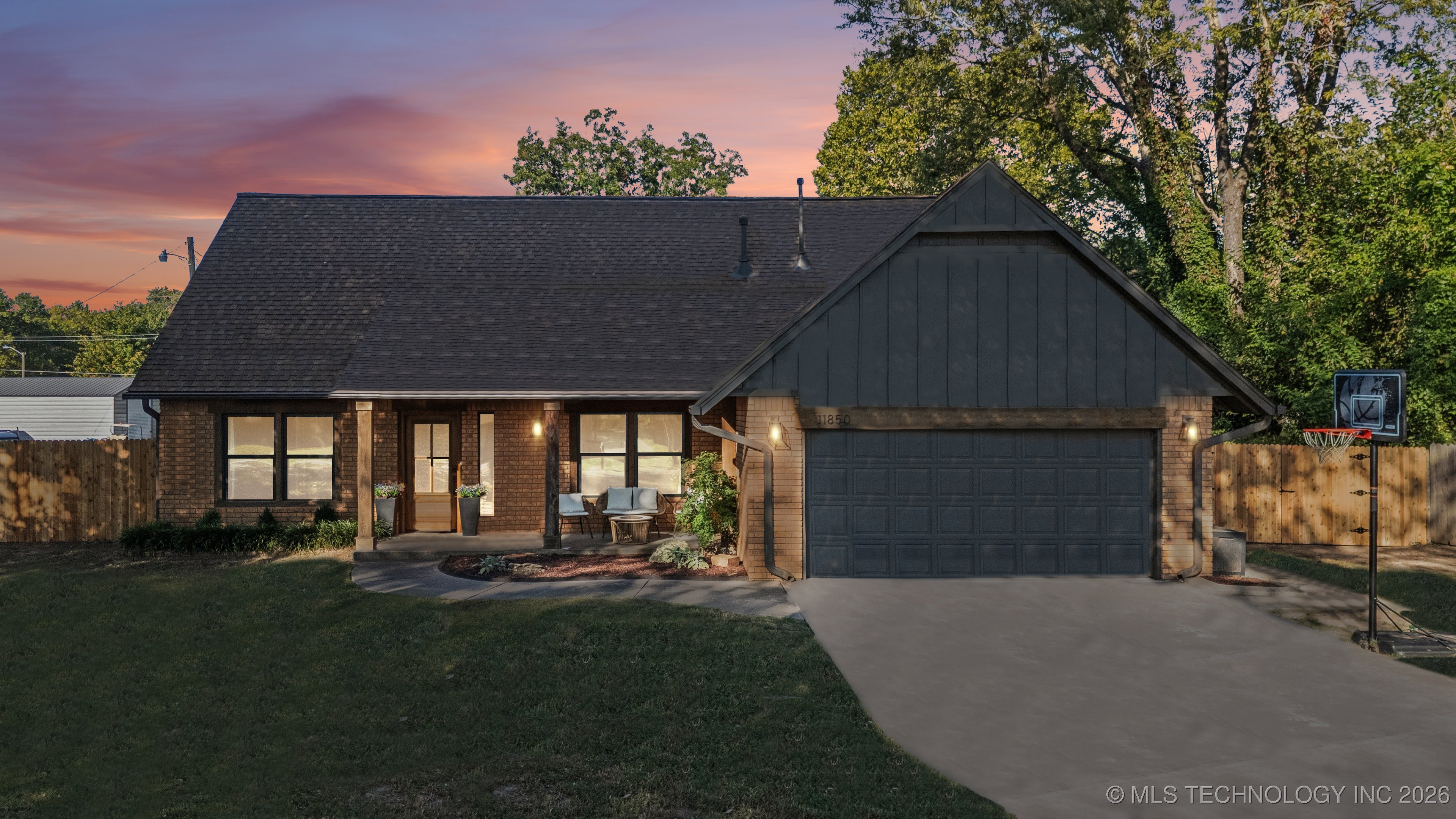 11850 S 87th Avenue Property Photo 1