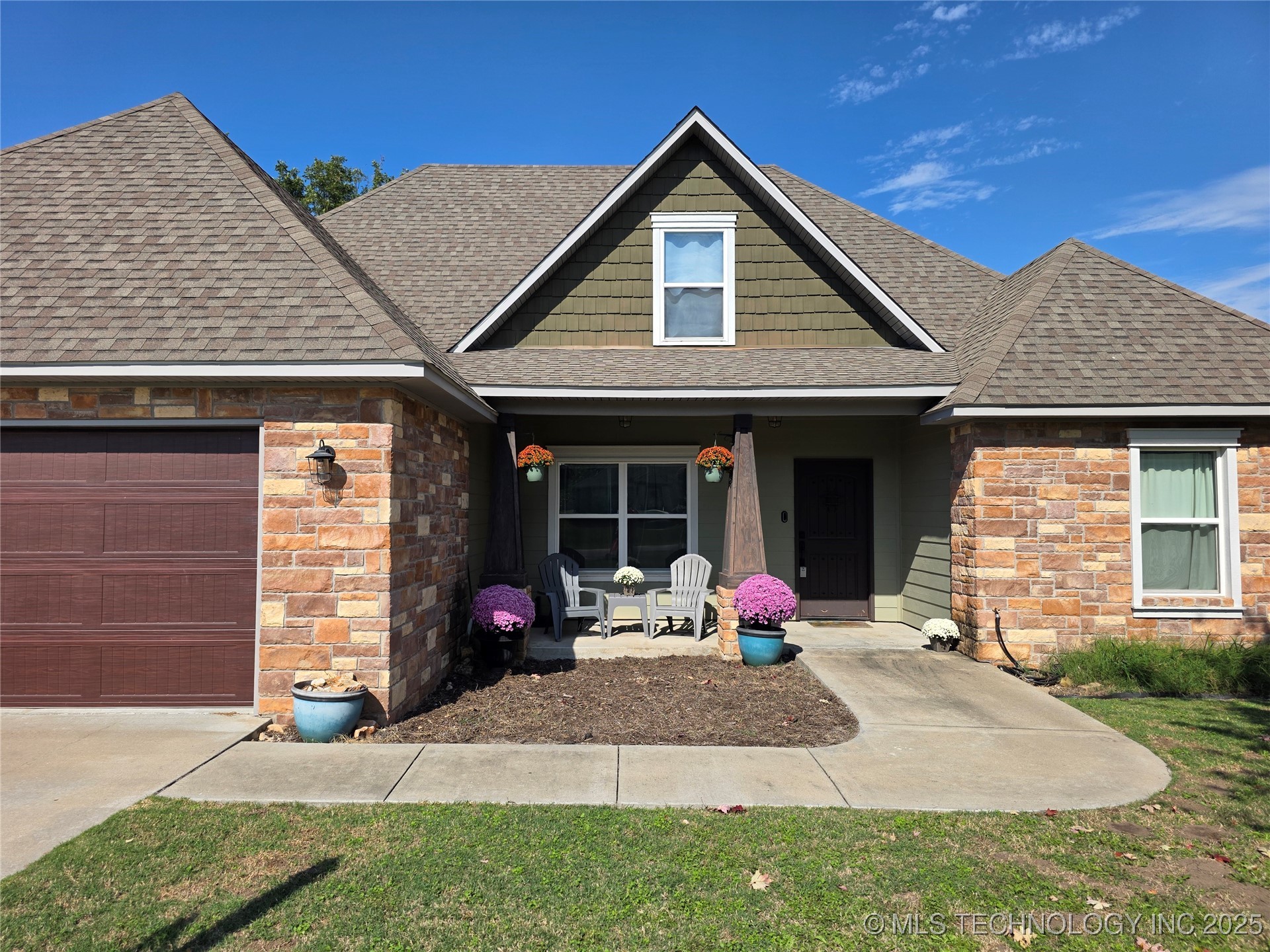 405 E 7th Street Property Photo 2