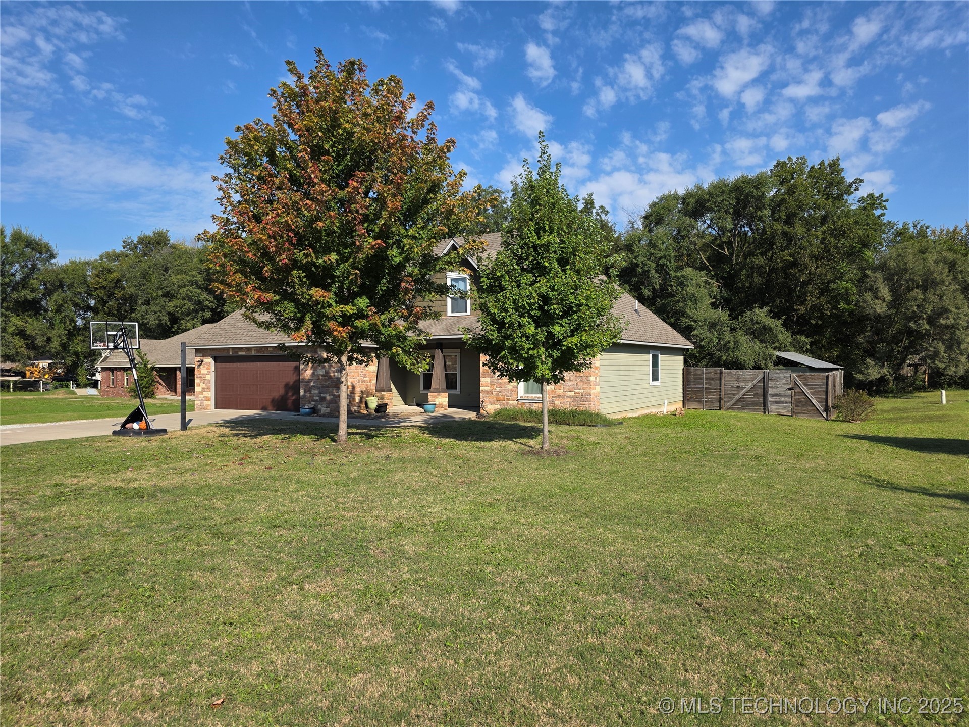 405 E 7th Street Property Photo 4