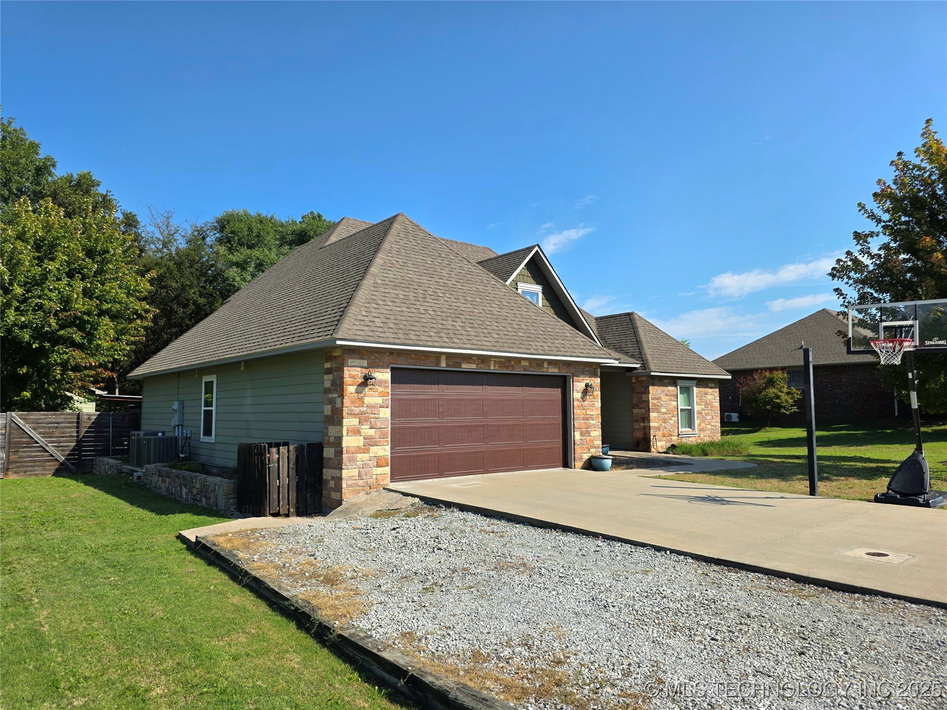 405 E 7th Street Property Photo 5