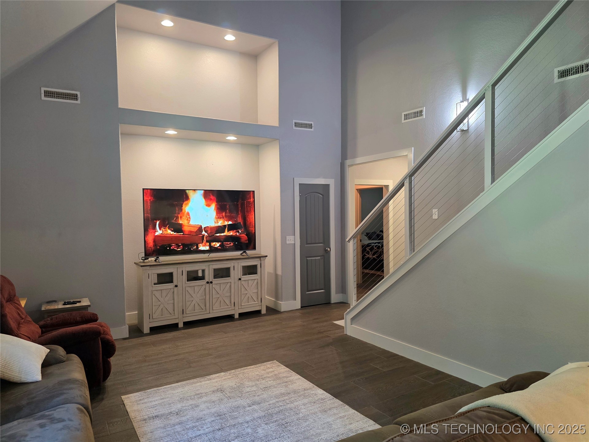 405 E 7th Street Property Photo 9