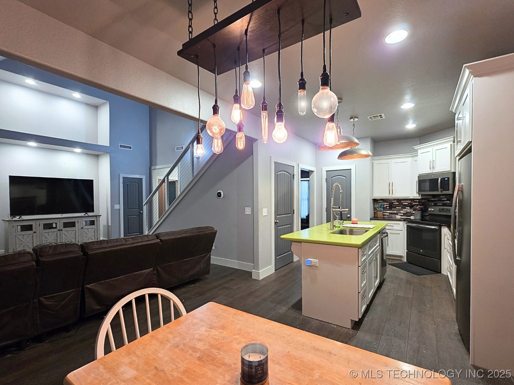 405 E 7th Street Property Photo 16