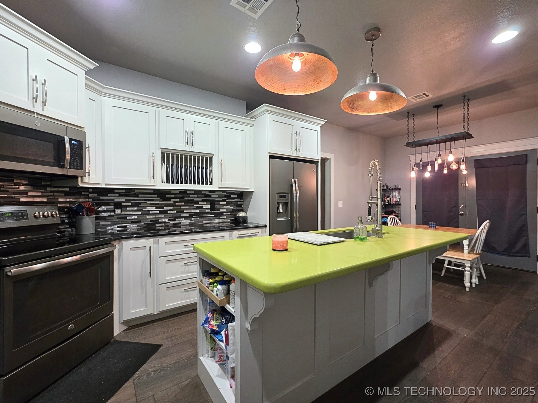 405 E 7th Street Property Photo 18