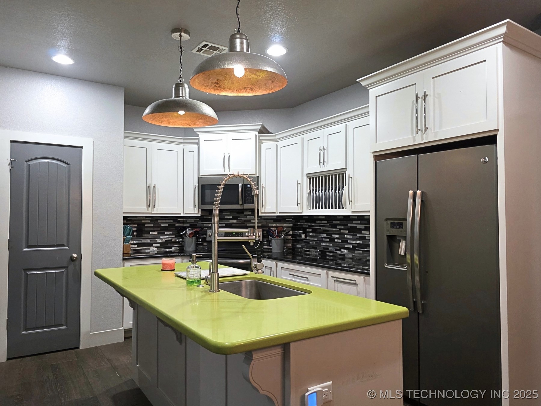 405 E 7th Street Property Photo 25