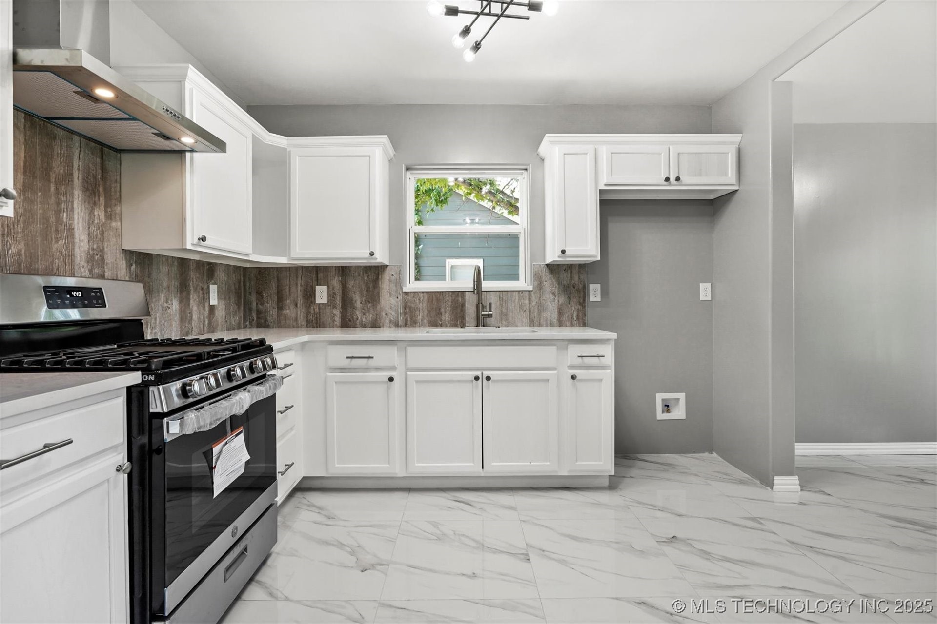 2908 Elgin Street Property Photo 12