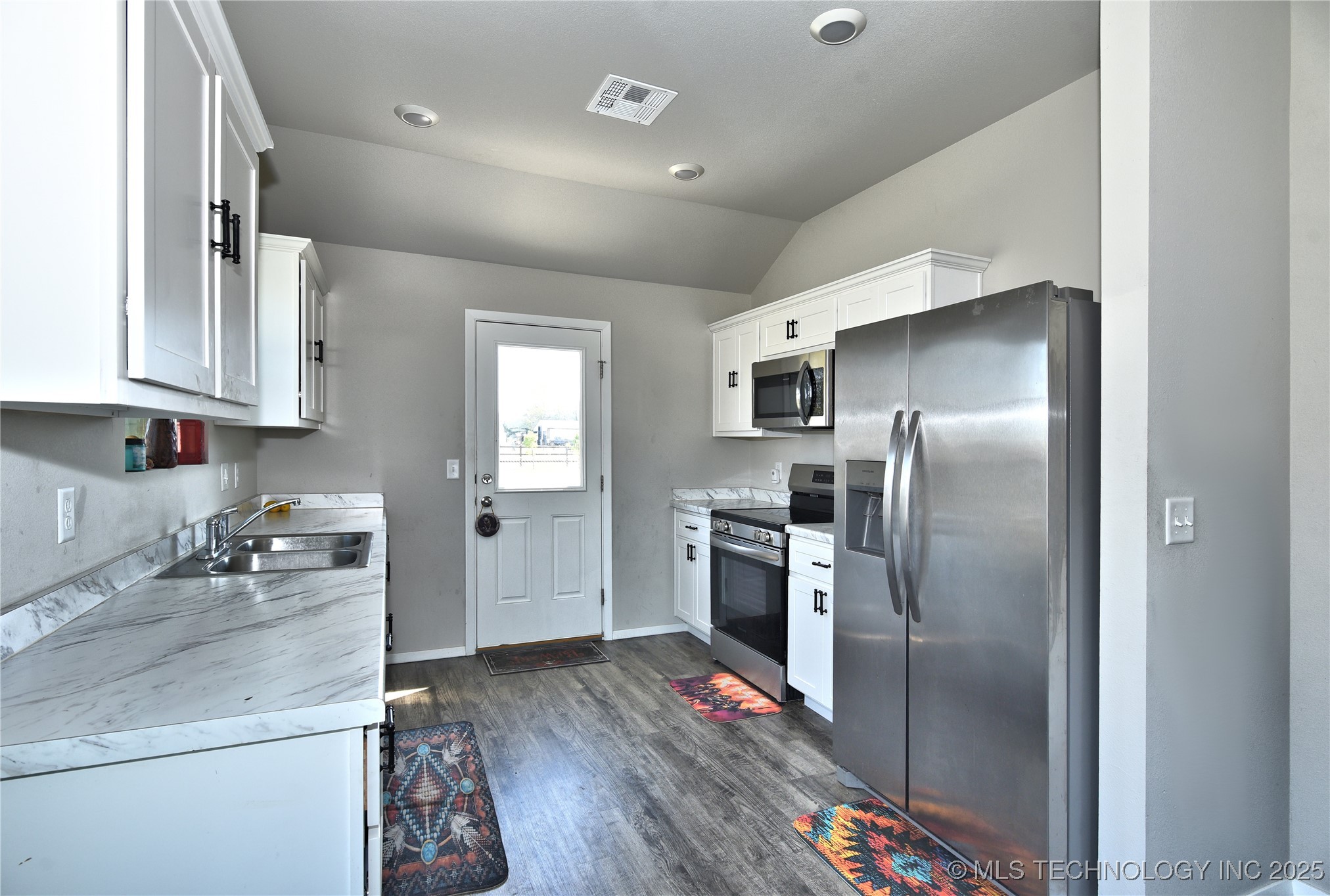 708 Redbud Avenue Property Photo 3