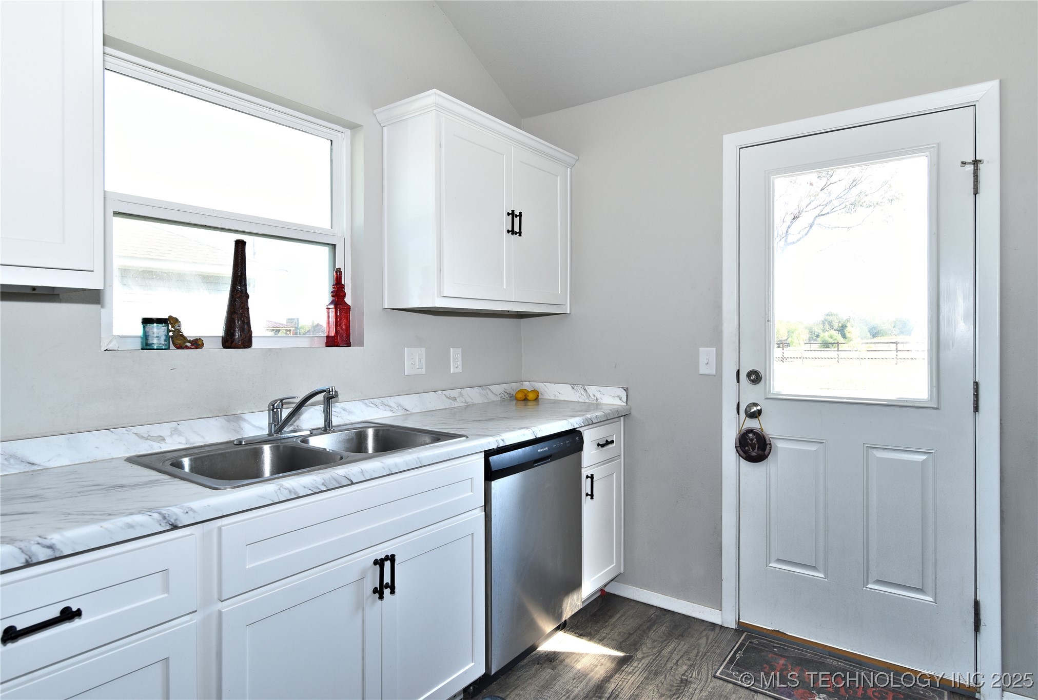 708 Redbud Avenue Property Photo 4