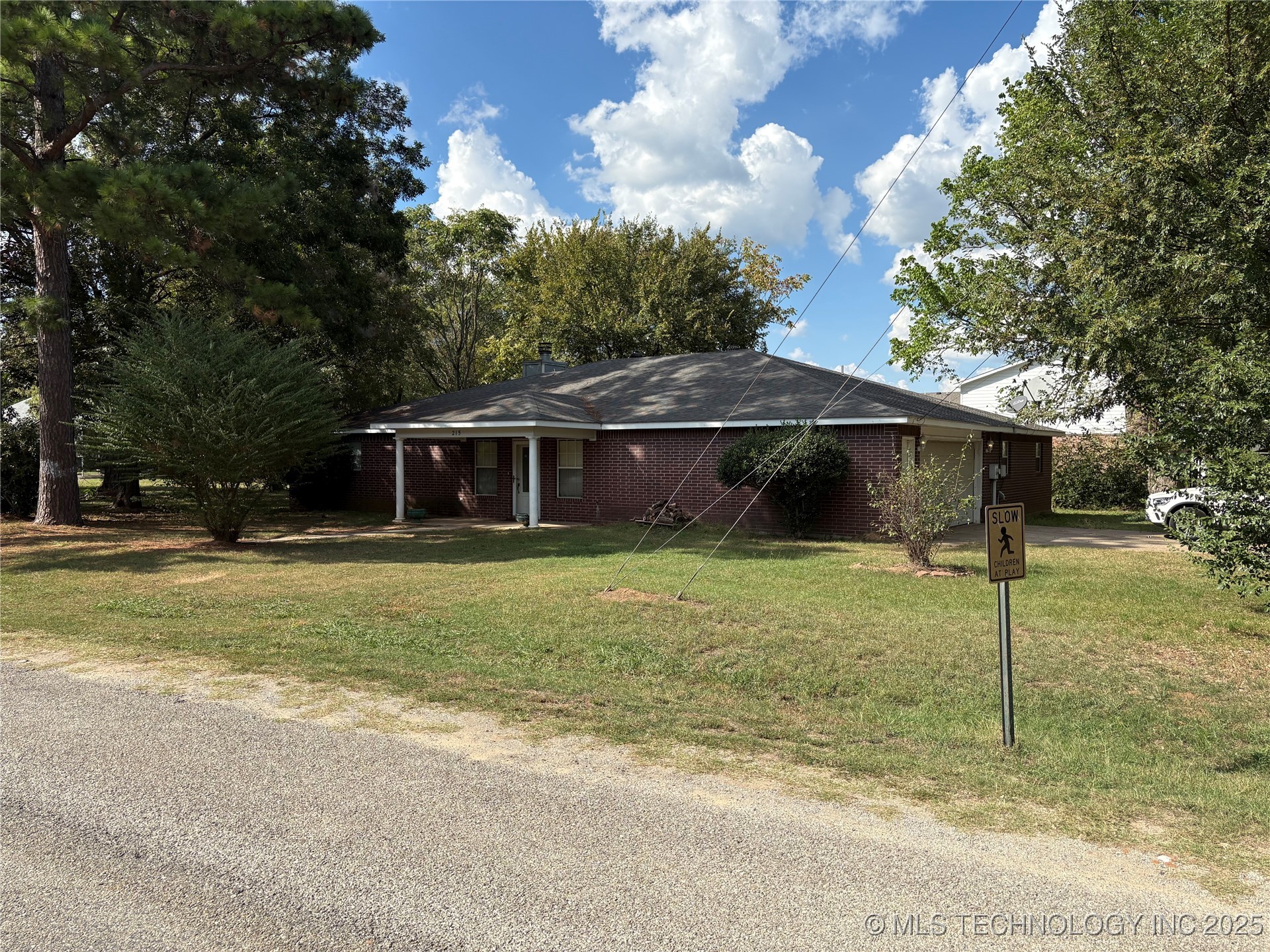 215 E Leecraft Property Photo 1