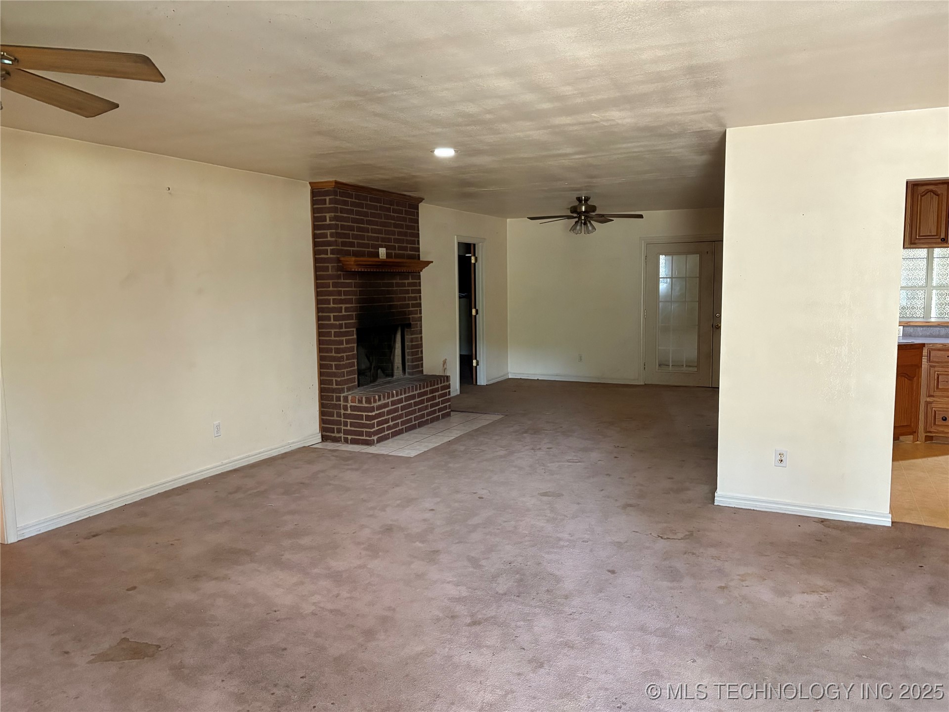 215 E Leecraft Property Photo 6