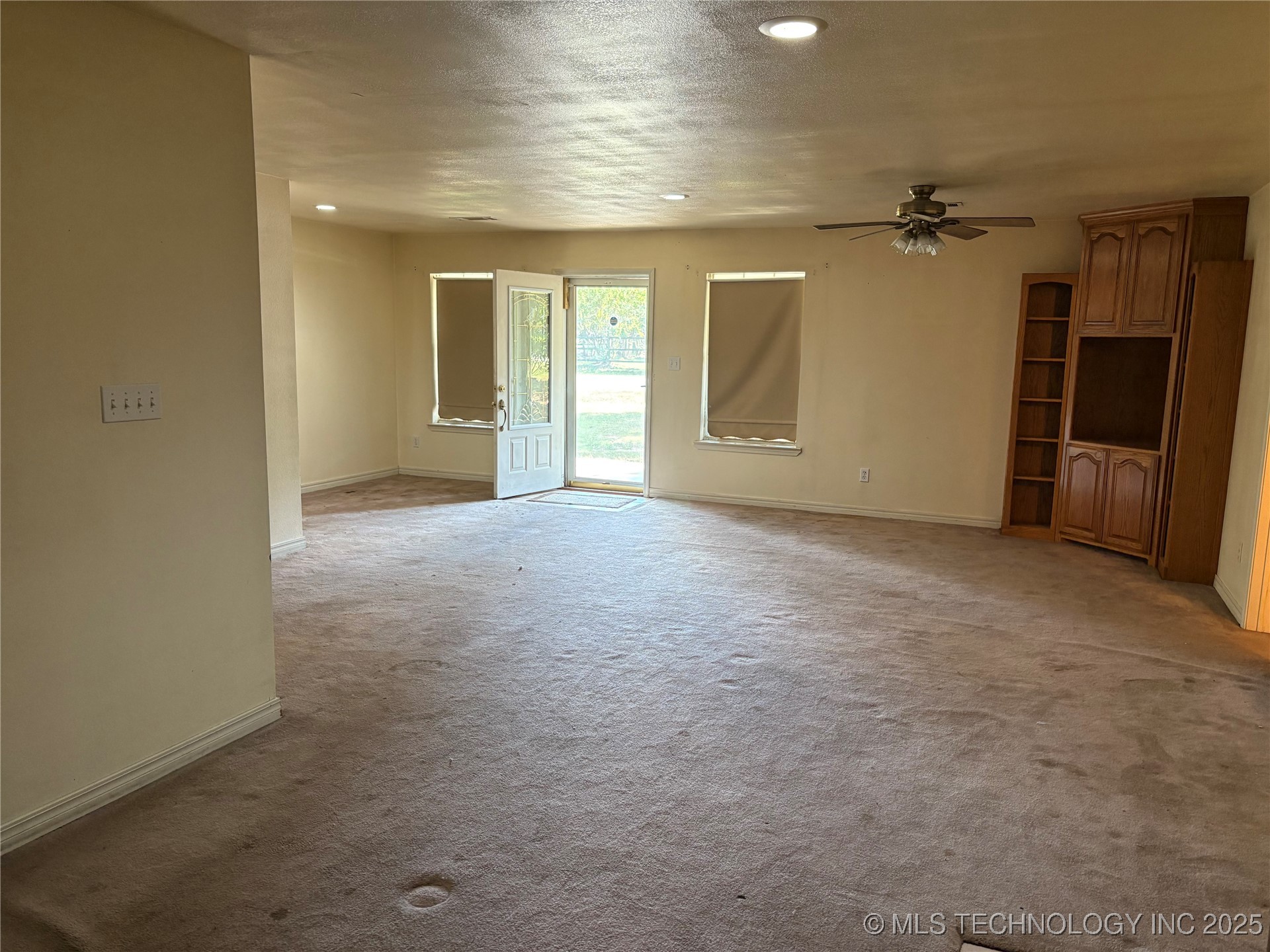 215 E Leecraft Property Photo 7