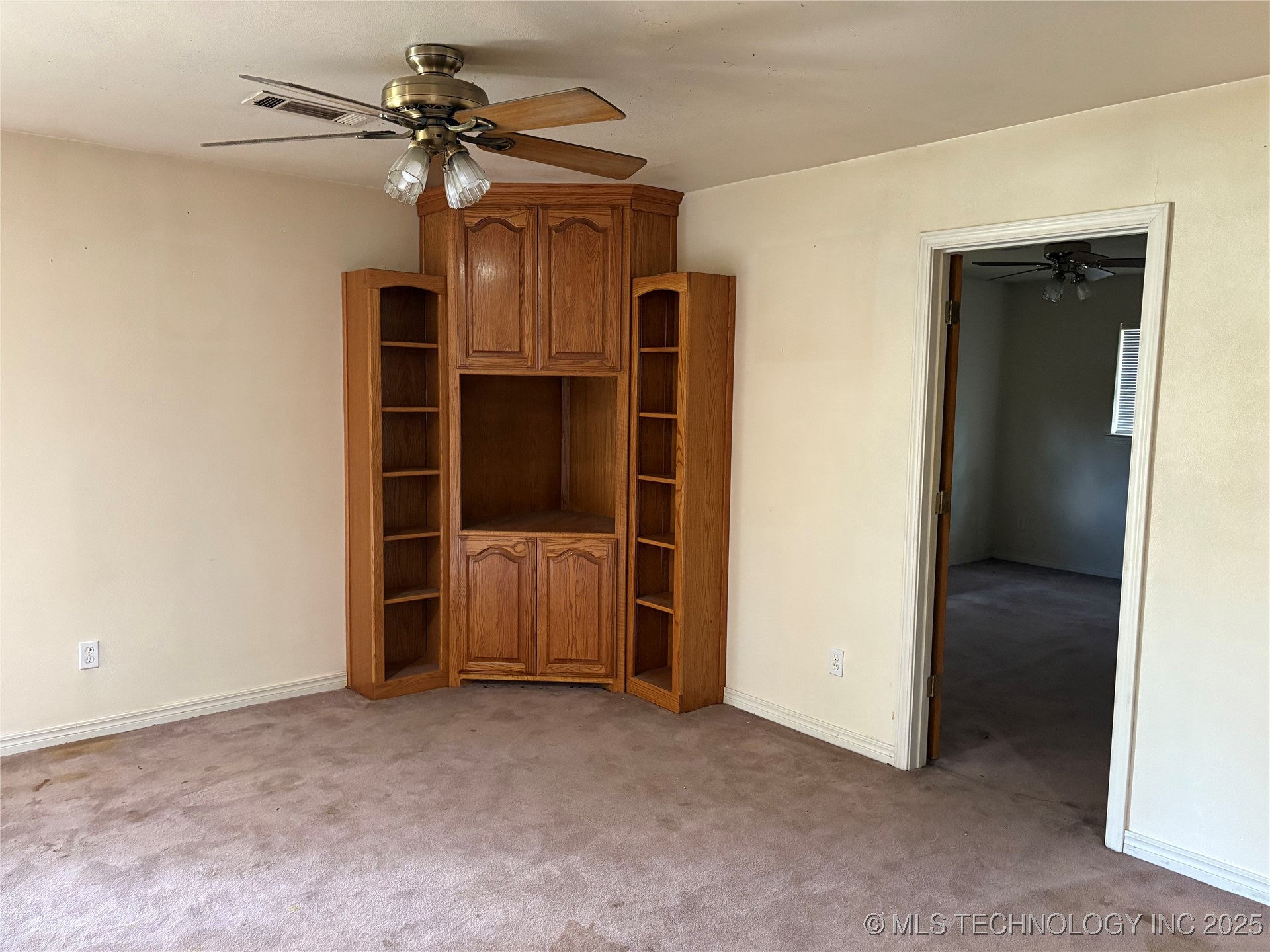 215 E Leecraft Property Photo 11