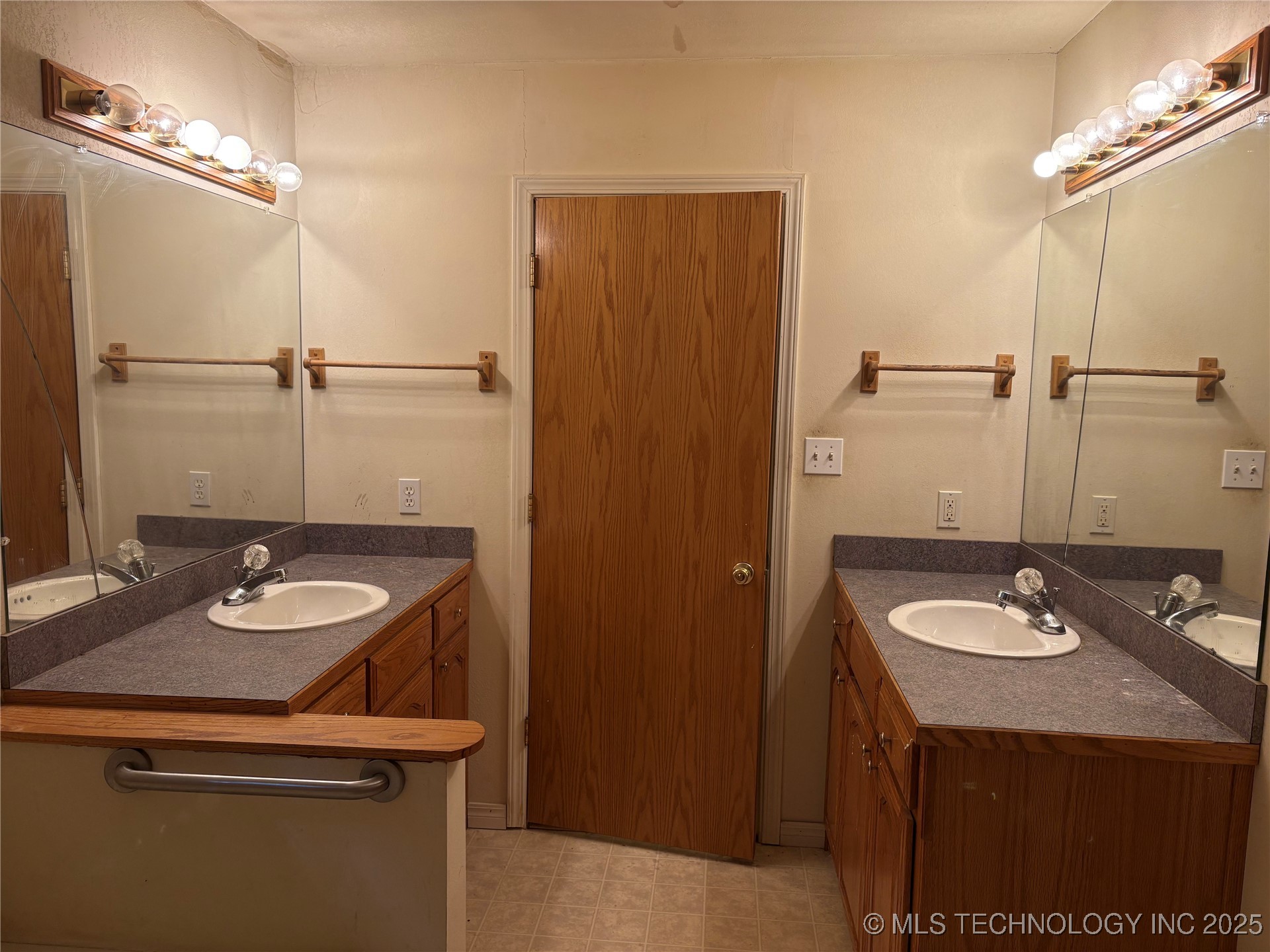 215 E Leecraft Property Photo 19