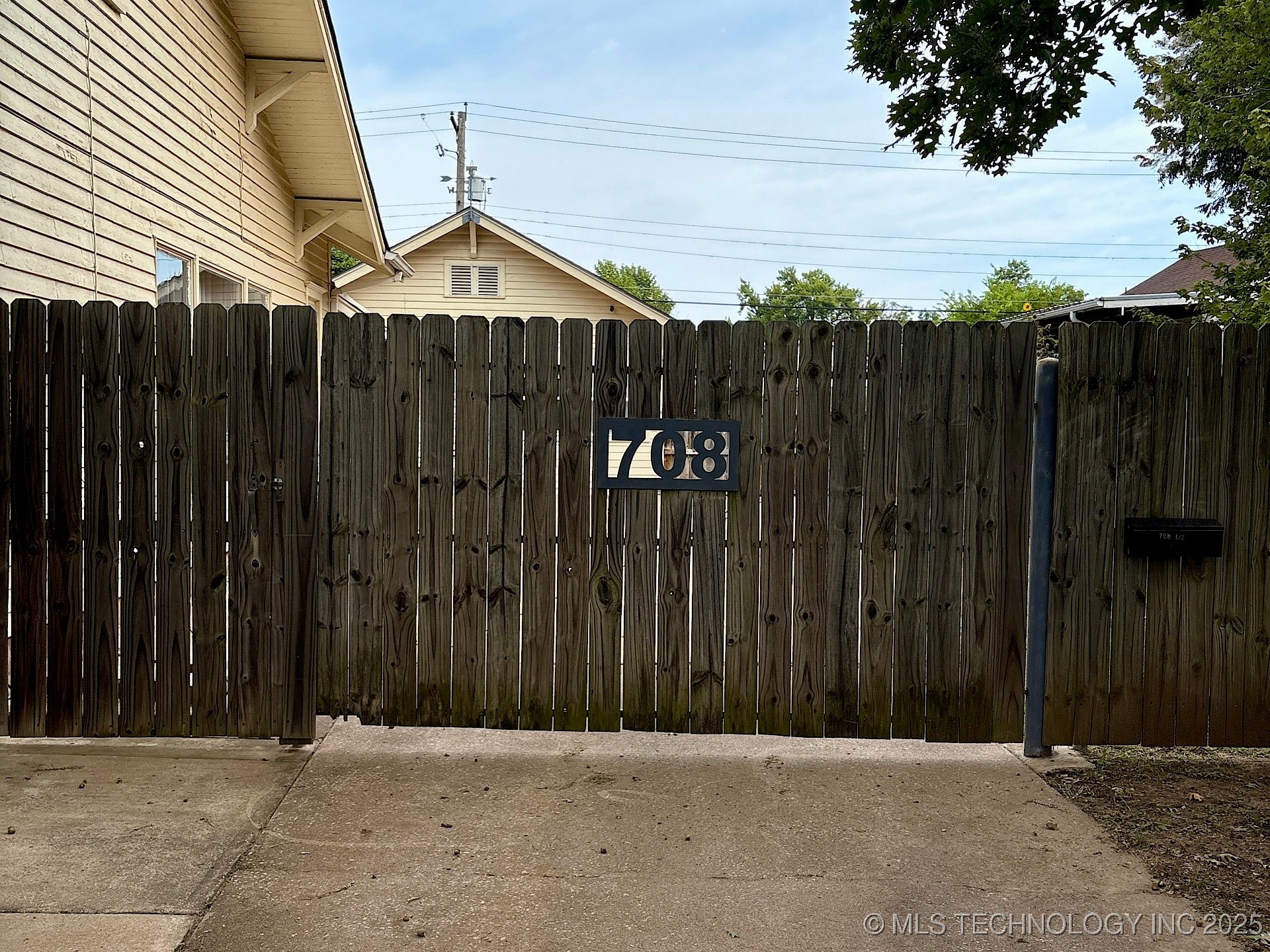 708 E Broadway Avenue Property Photo 7