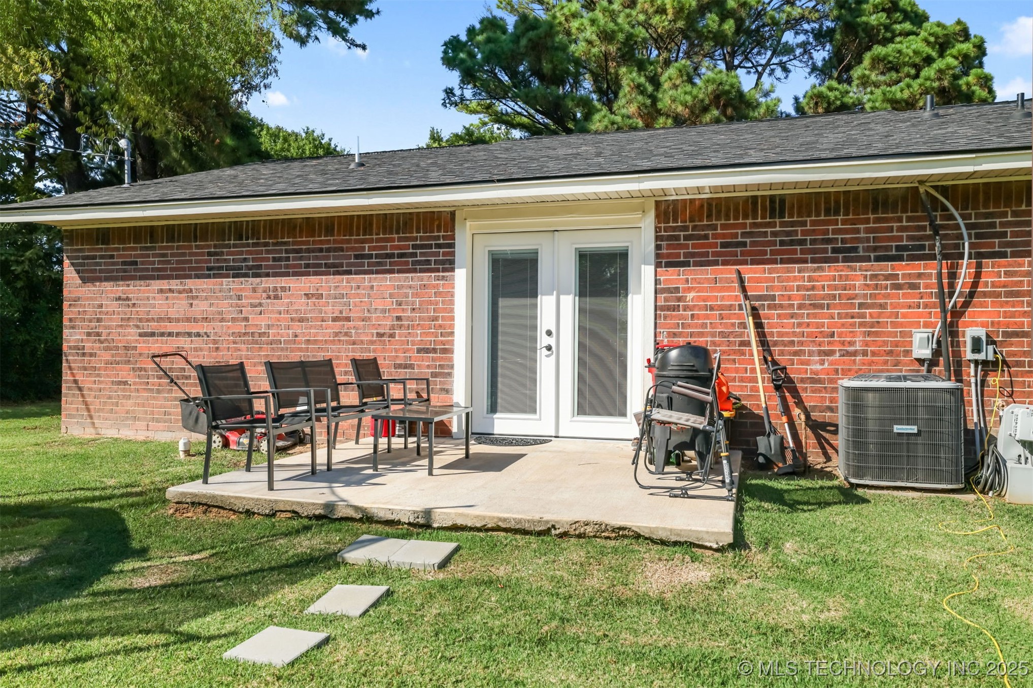 418 Hilltop Hollow Property Photo 4