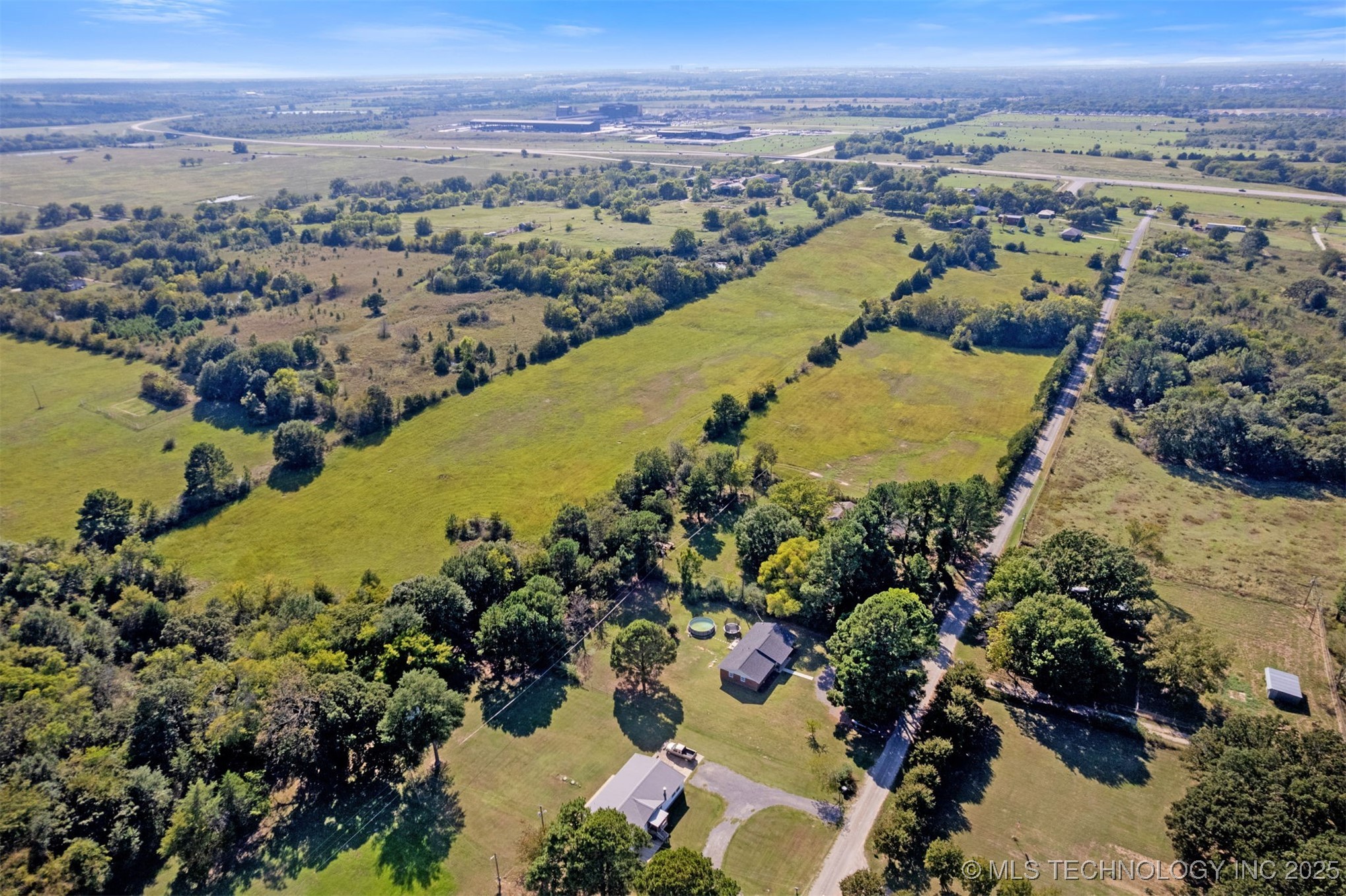 418 Hilltop Hollow Property Photo 8