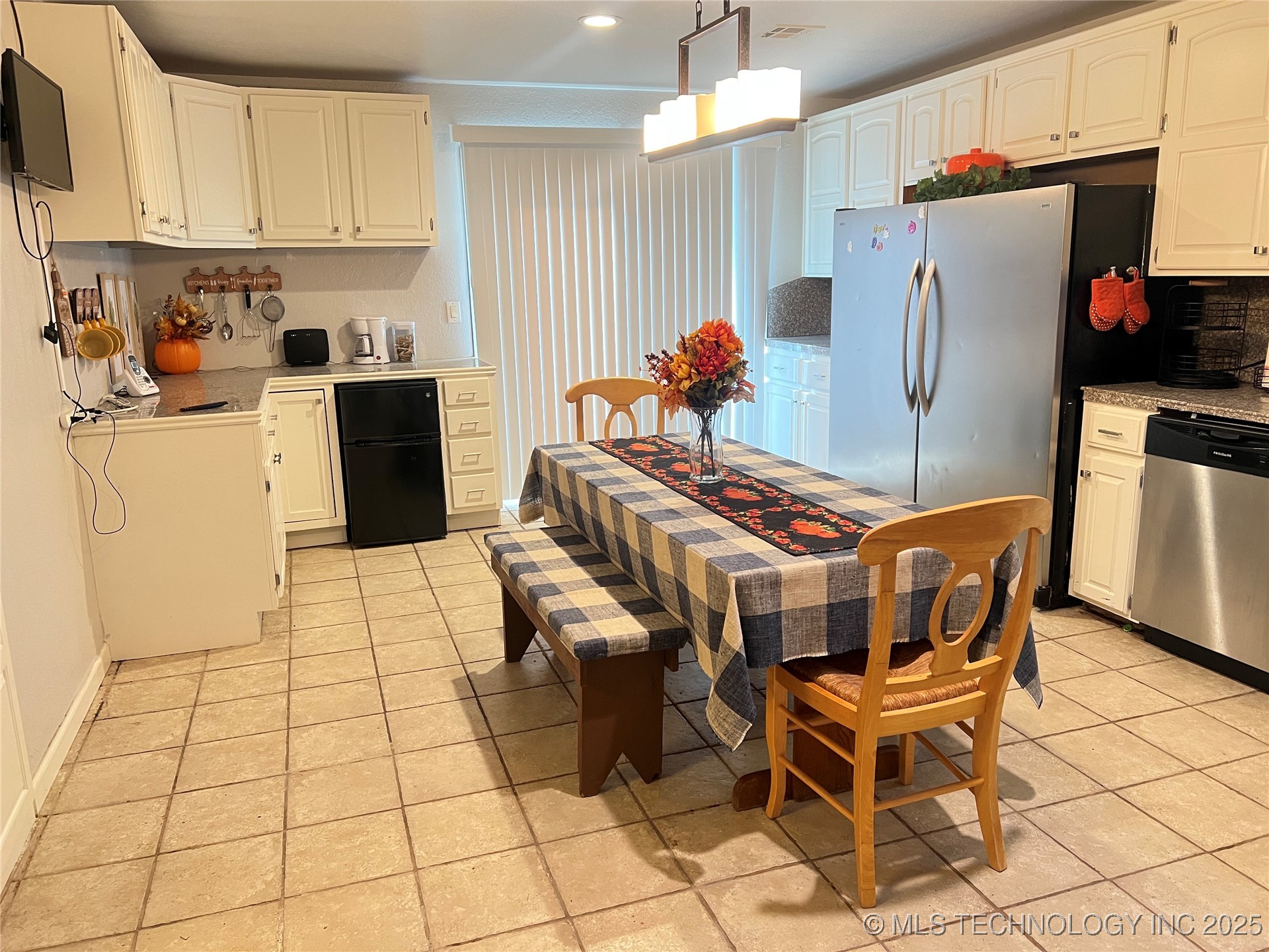 24273 Highway 2 Property Photo 3