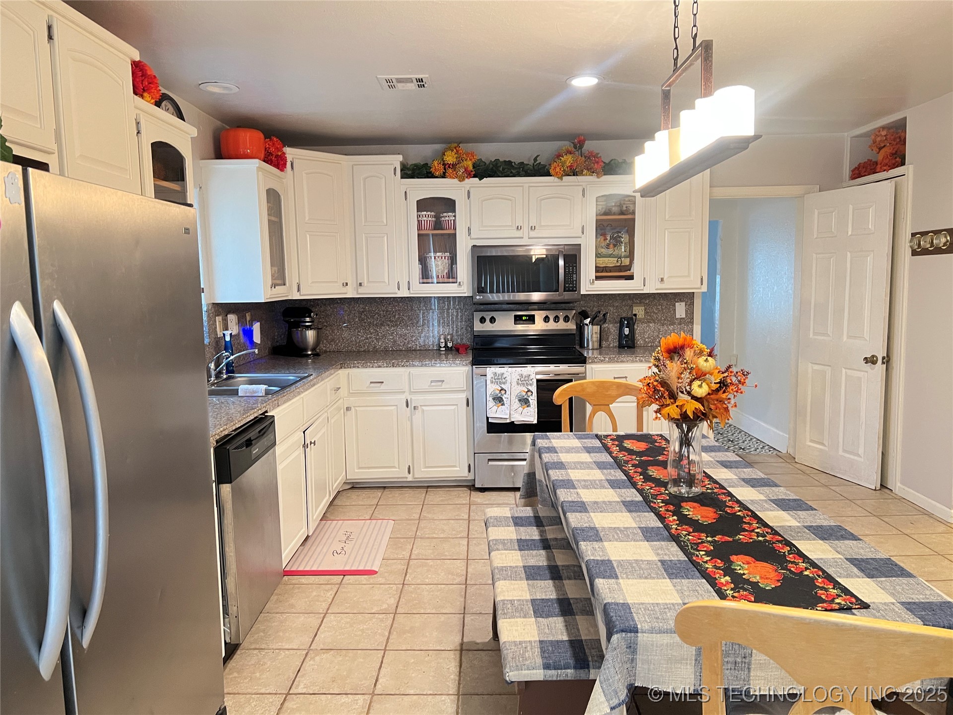 24273 Highway 2 Property Photo 6