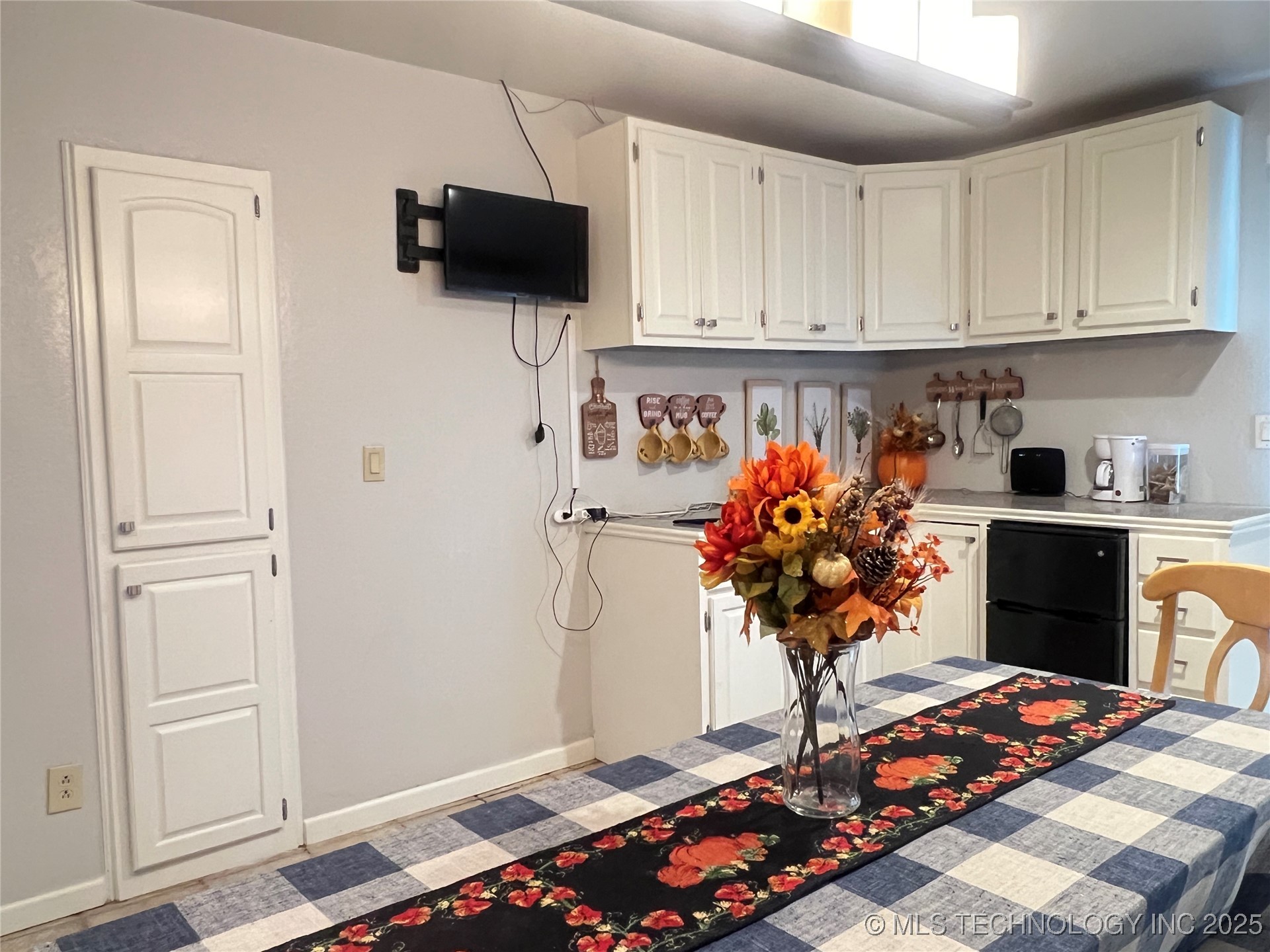 24273 Highway 2 Property Photo 7