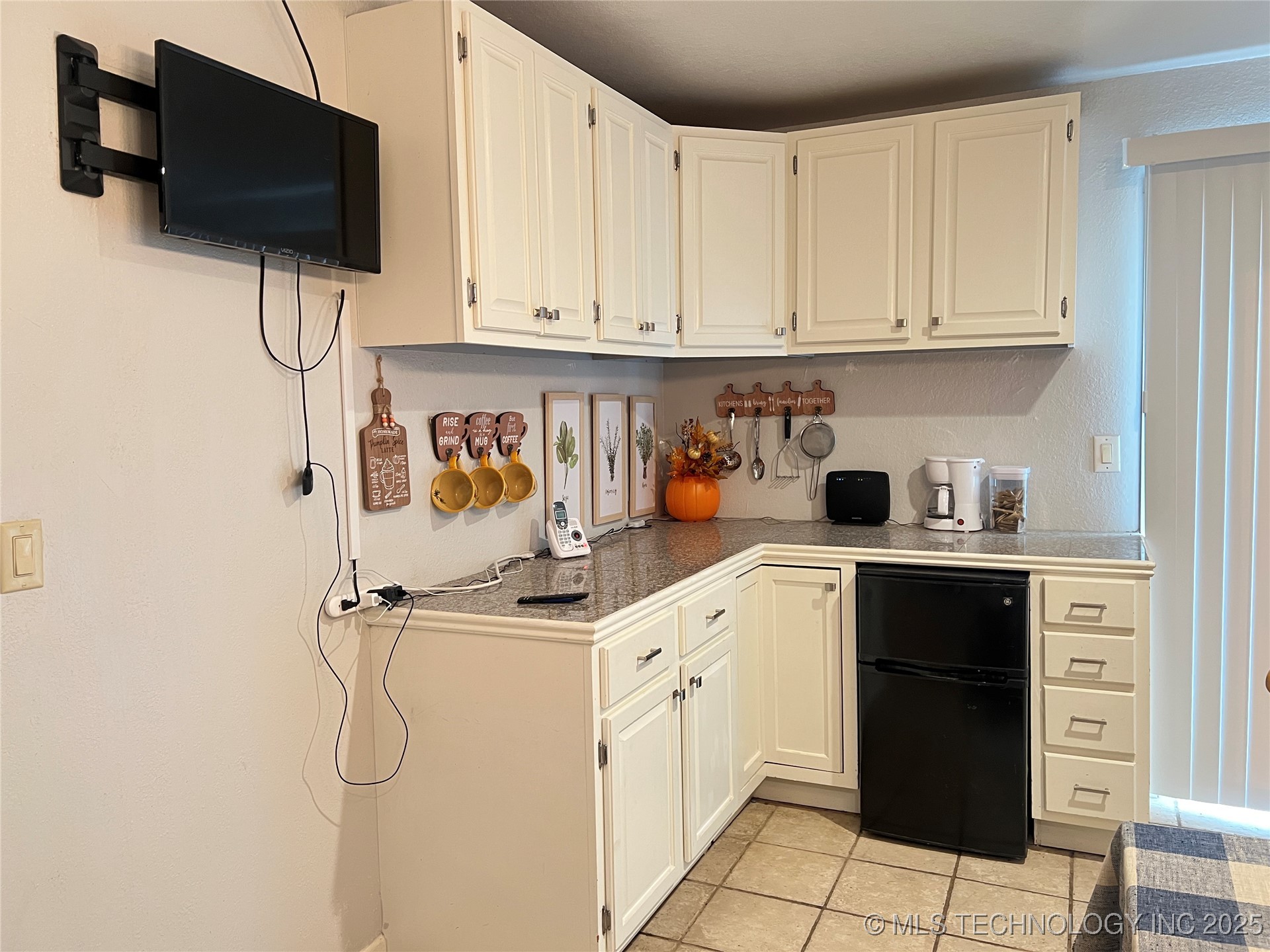 24273 Highway 2 Property Photo 8