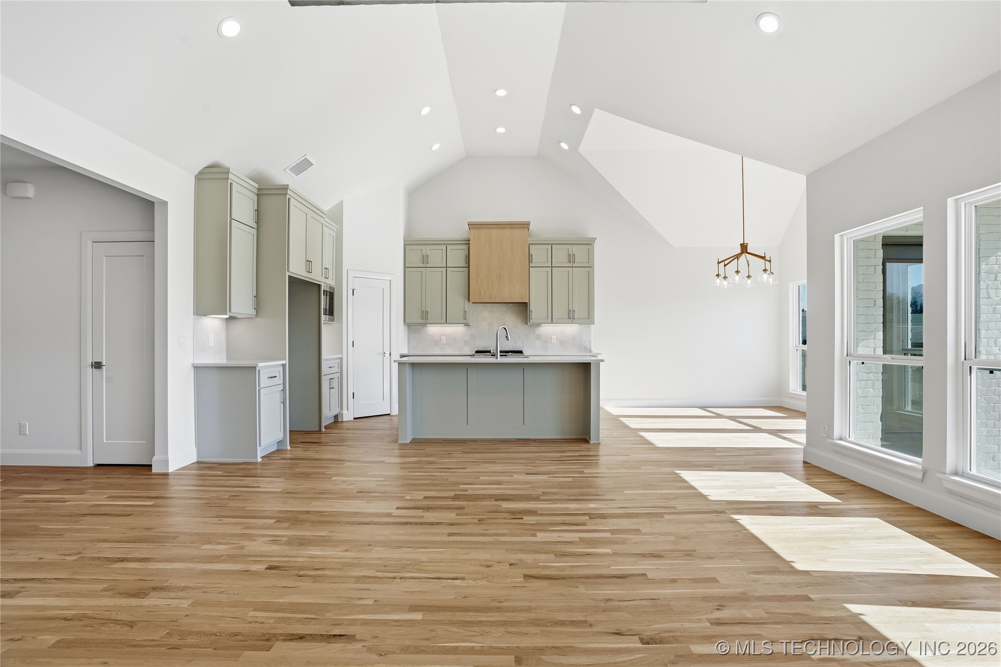 2118 E 138 Street Property Photo 13