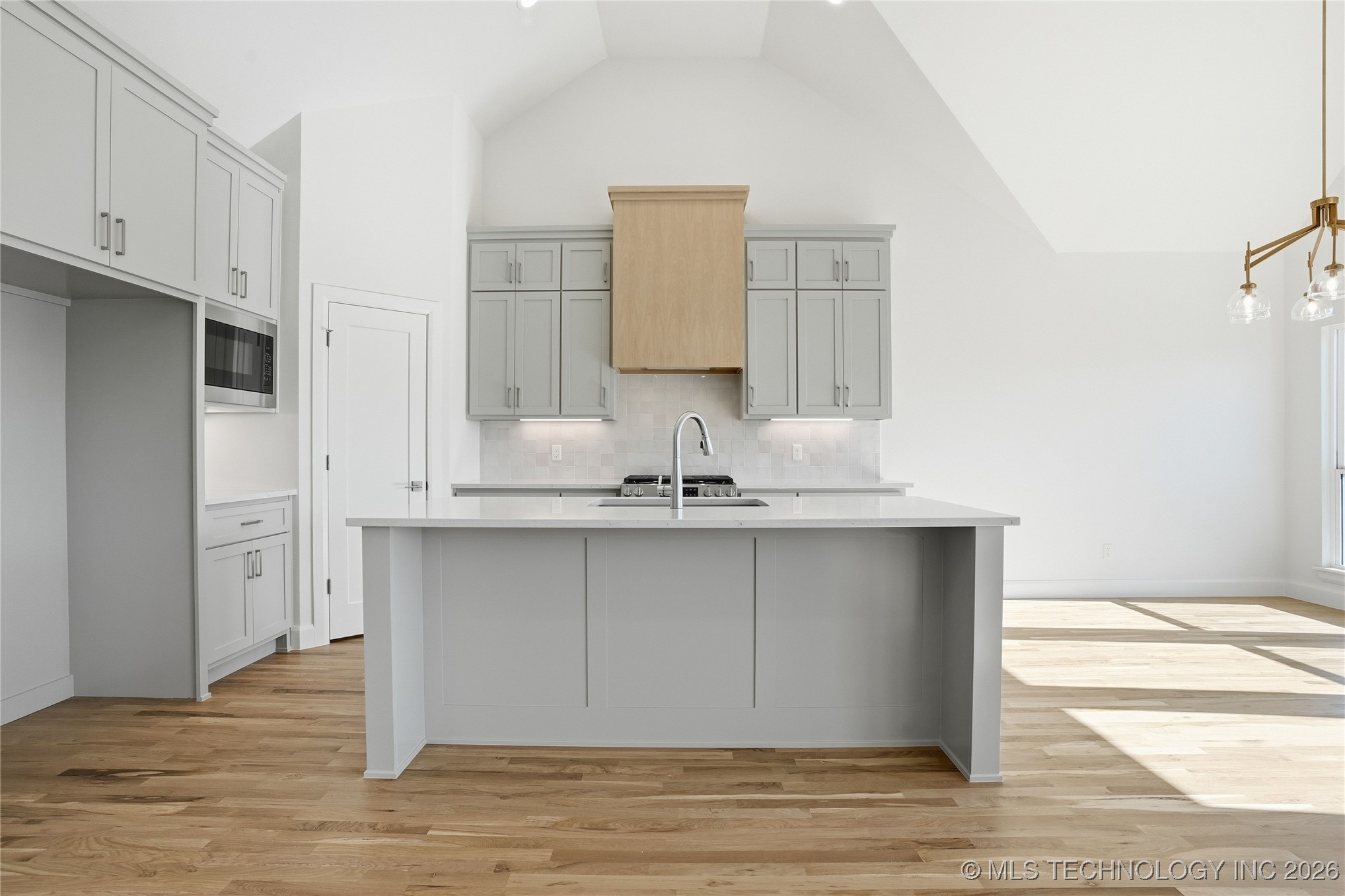 2118 E 138 Street Property Photo 19