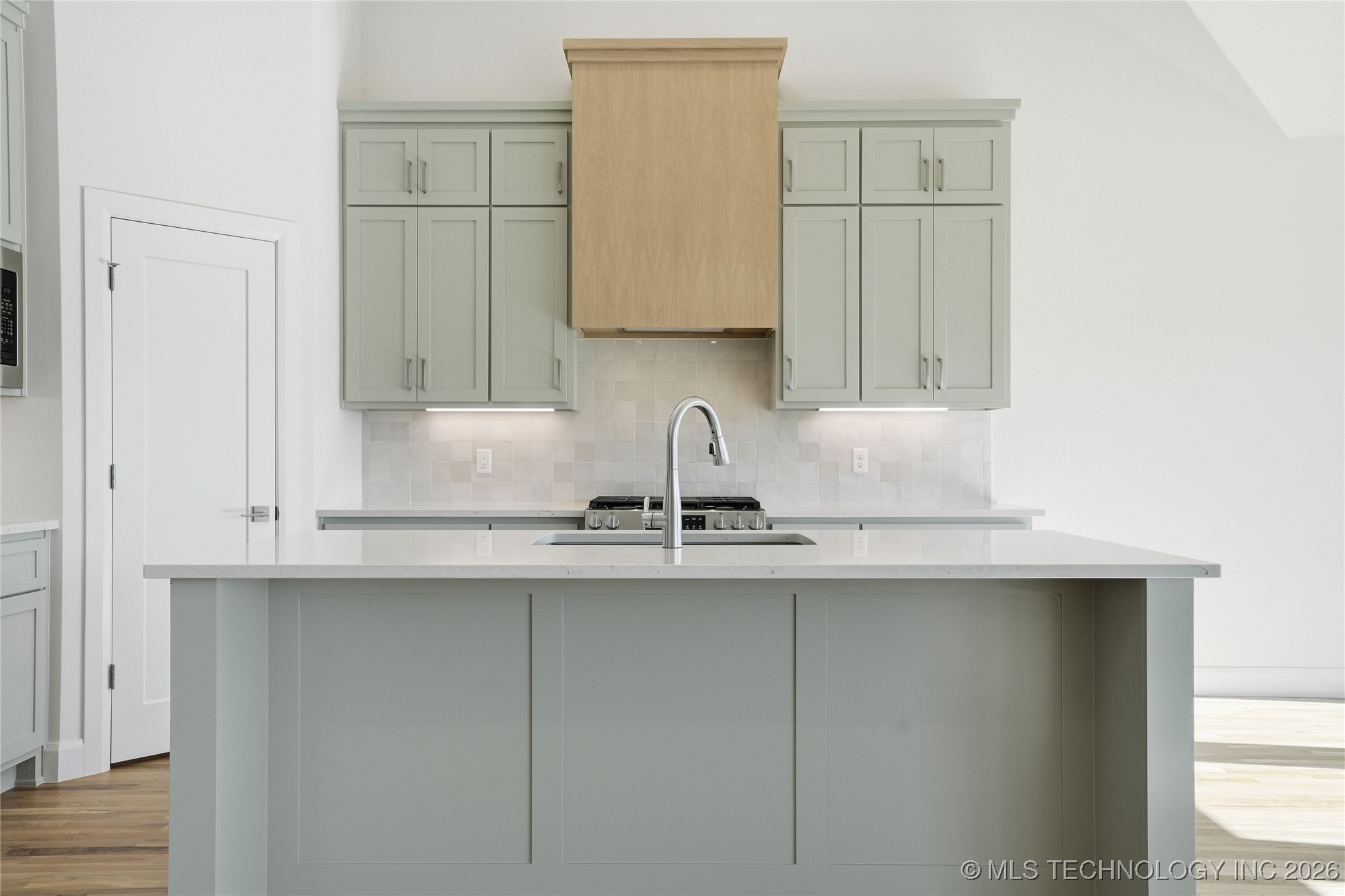 2118 E 138 Street Property Photo 20