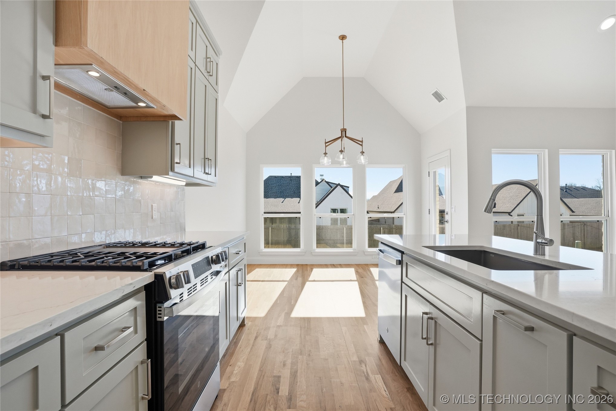 2118 E 138 Street Property Photo 22