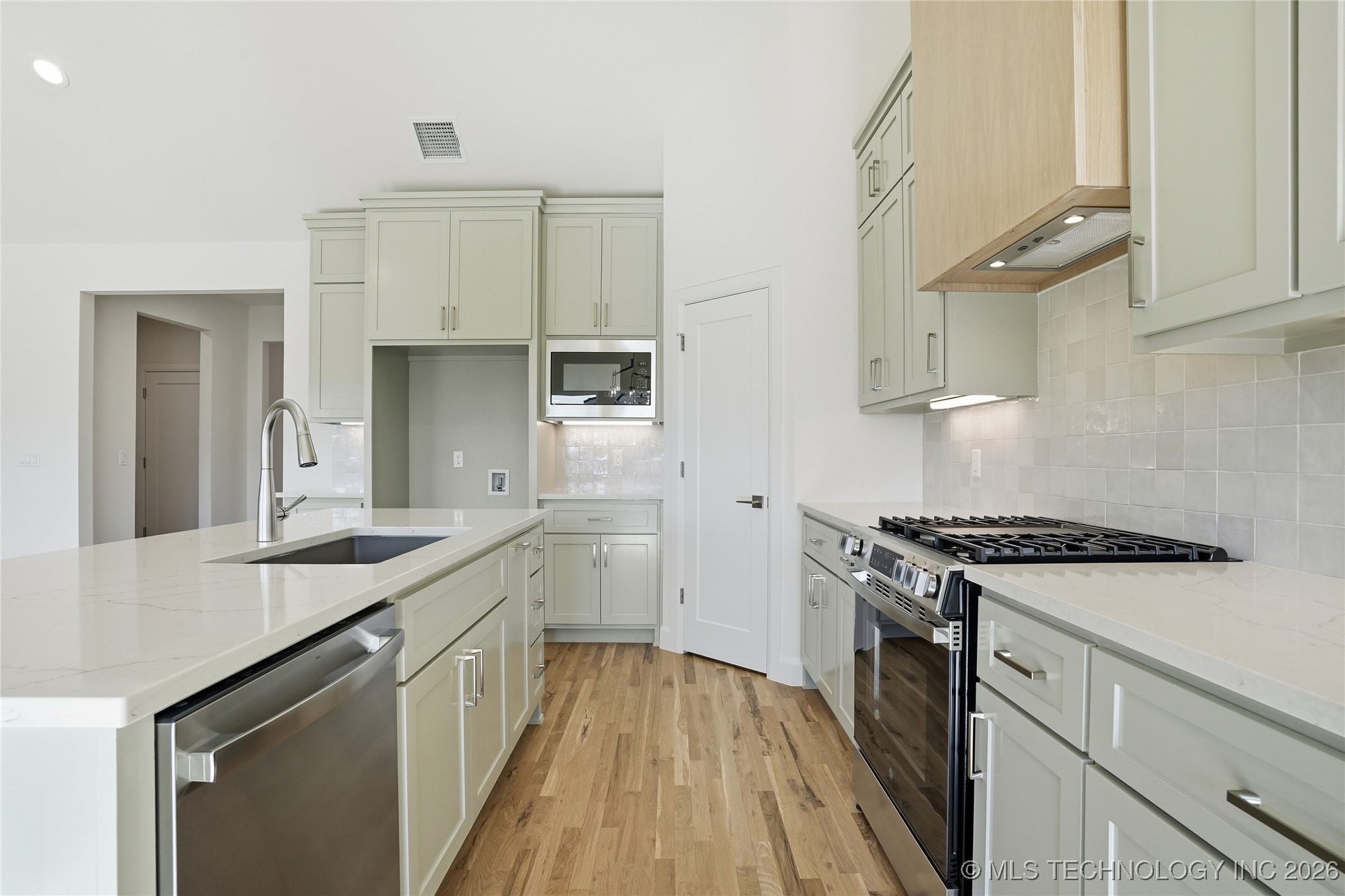 2118 E 138 Street Property Photo 23