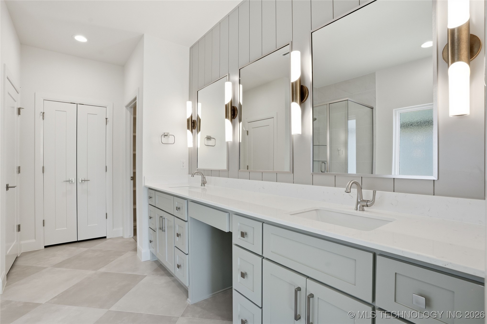 2118 E 138 Street Property Photo 41