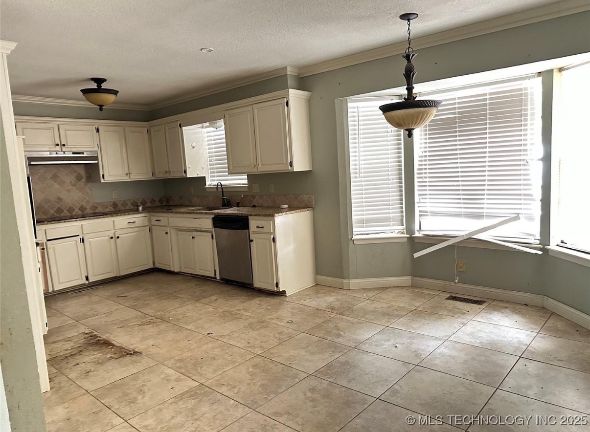 2380 S 77th Street East Property Photo 5