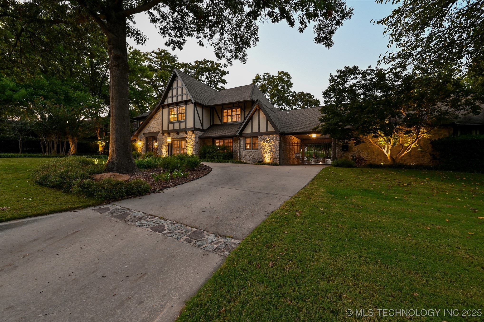 3133 E 68th Street Property Photo 6