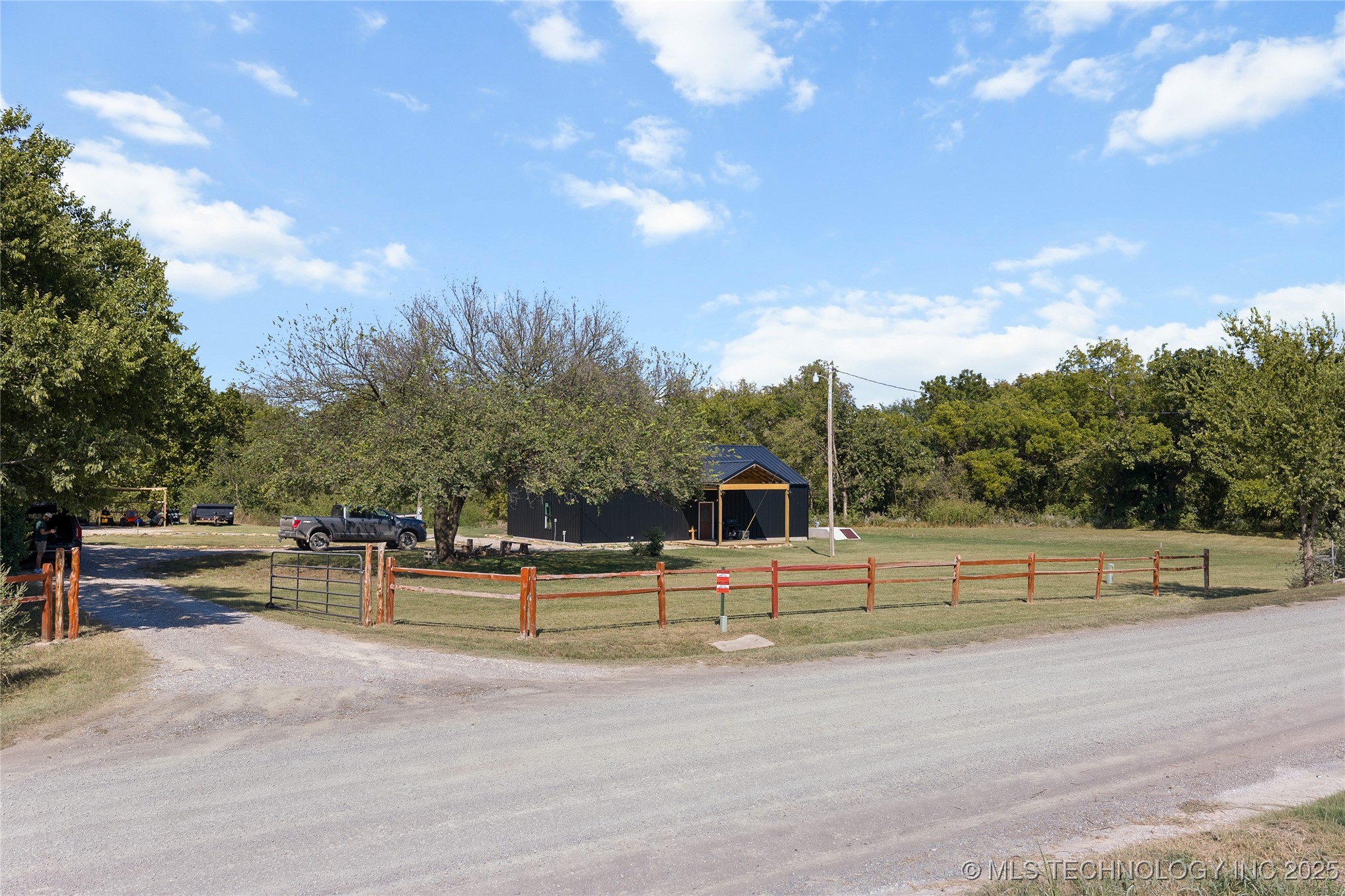 3244 Red Oak Property Photo 1