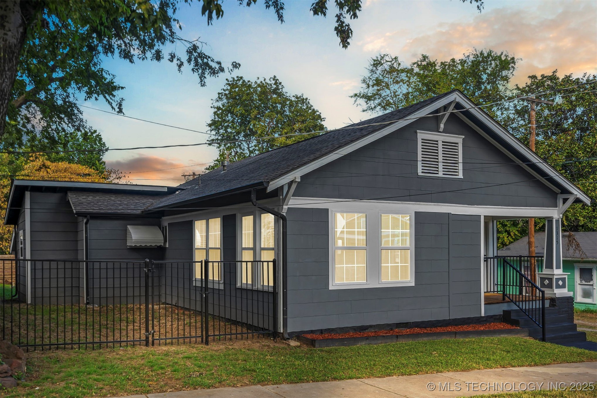 1315 W Easton Street Property Photo 1