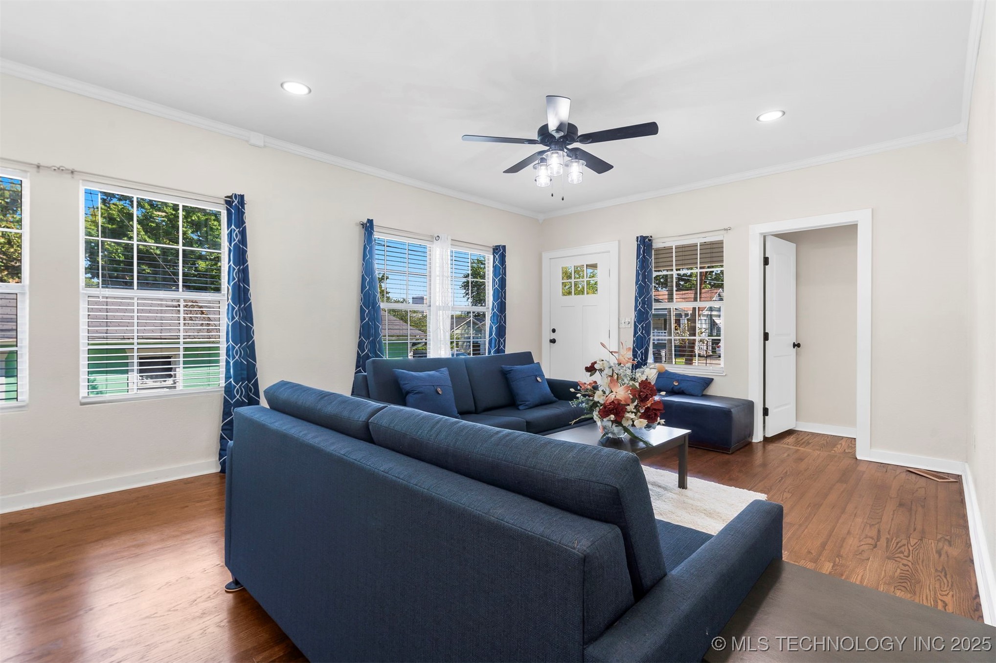 1315 W Easton Street Property Photo 3