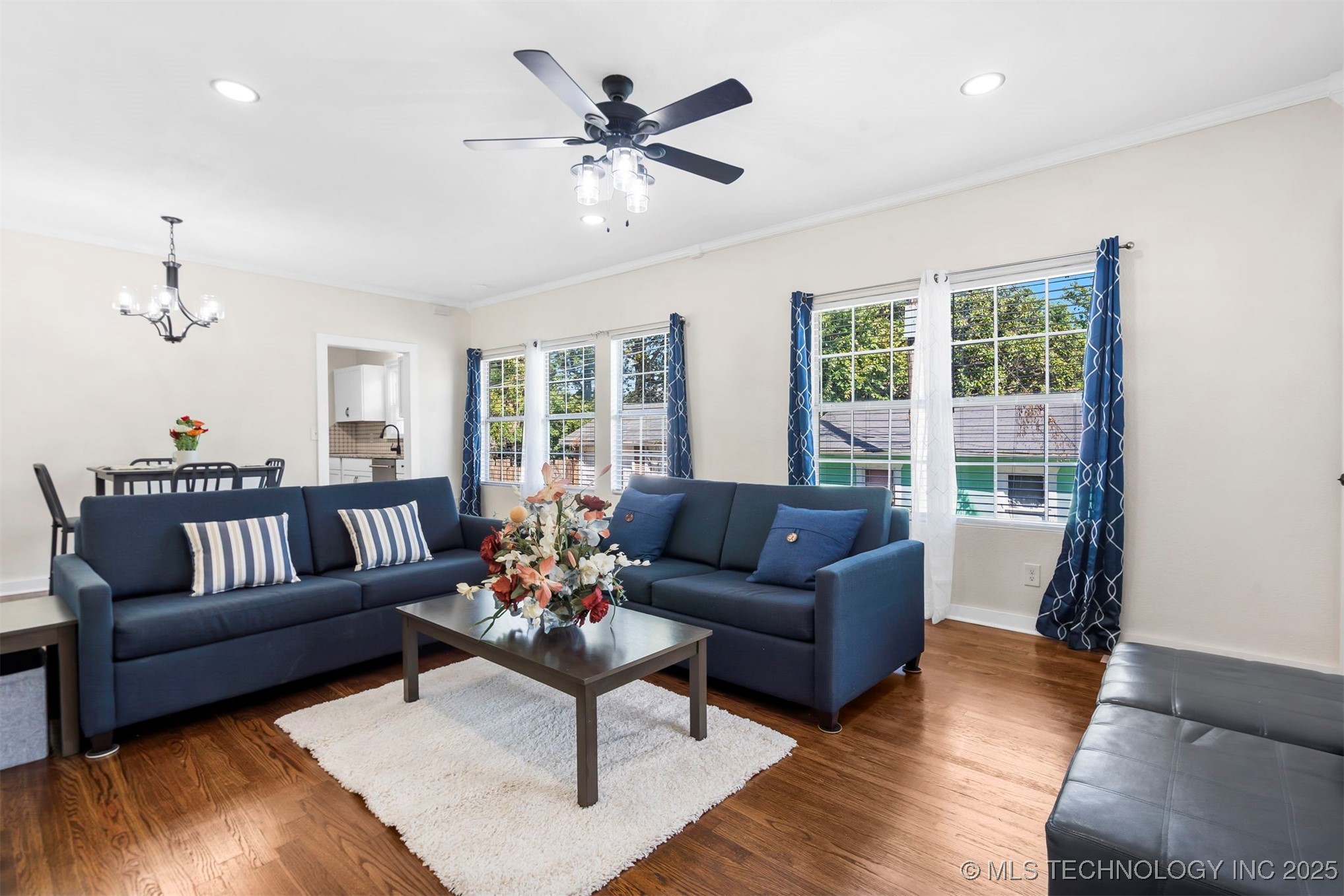 1315 W Easton Street Property Photo 4