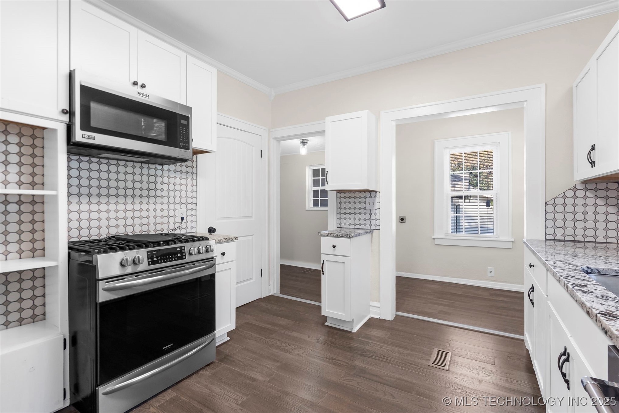 1315 W Easton Street Property Photo 7