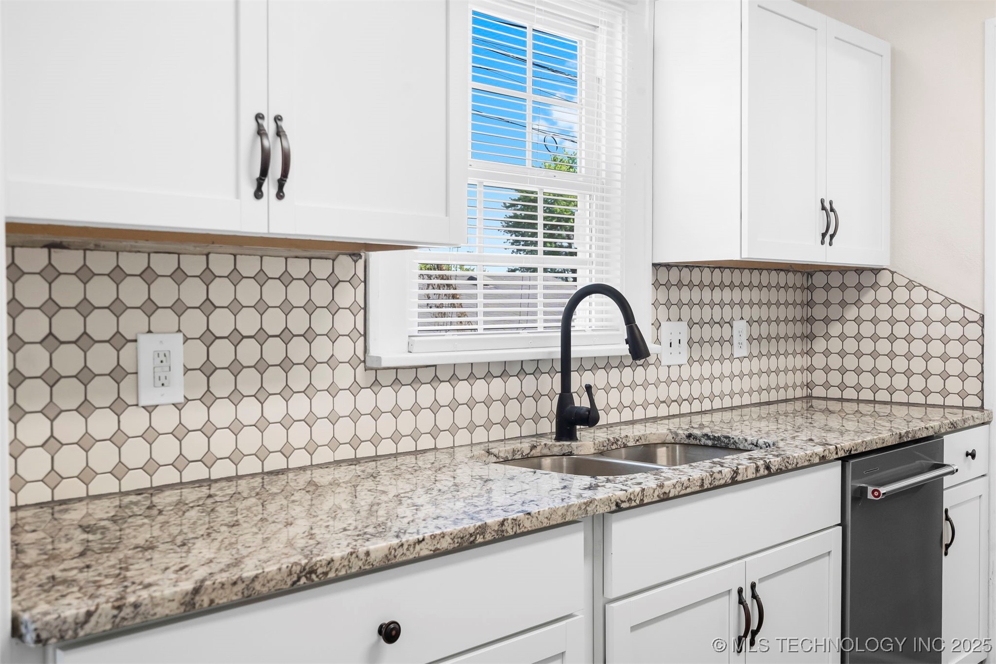 1315 W Easton Street Property Photo 8