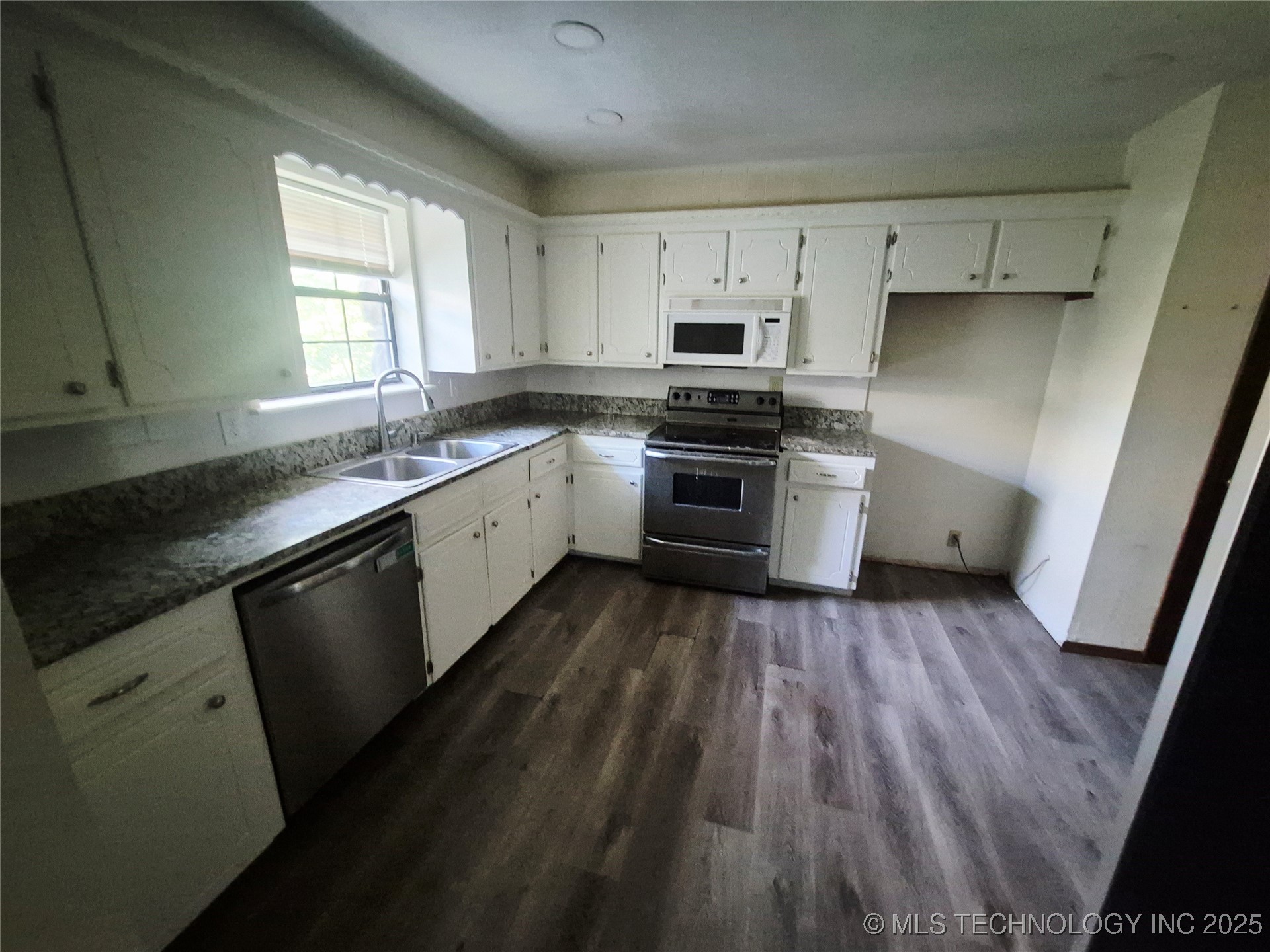 196 Elm Drive Property Photo 5