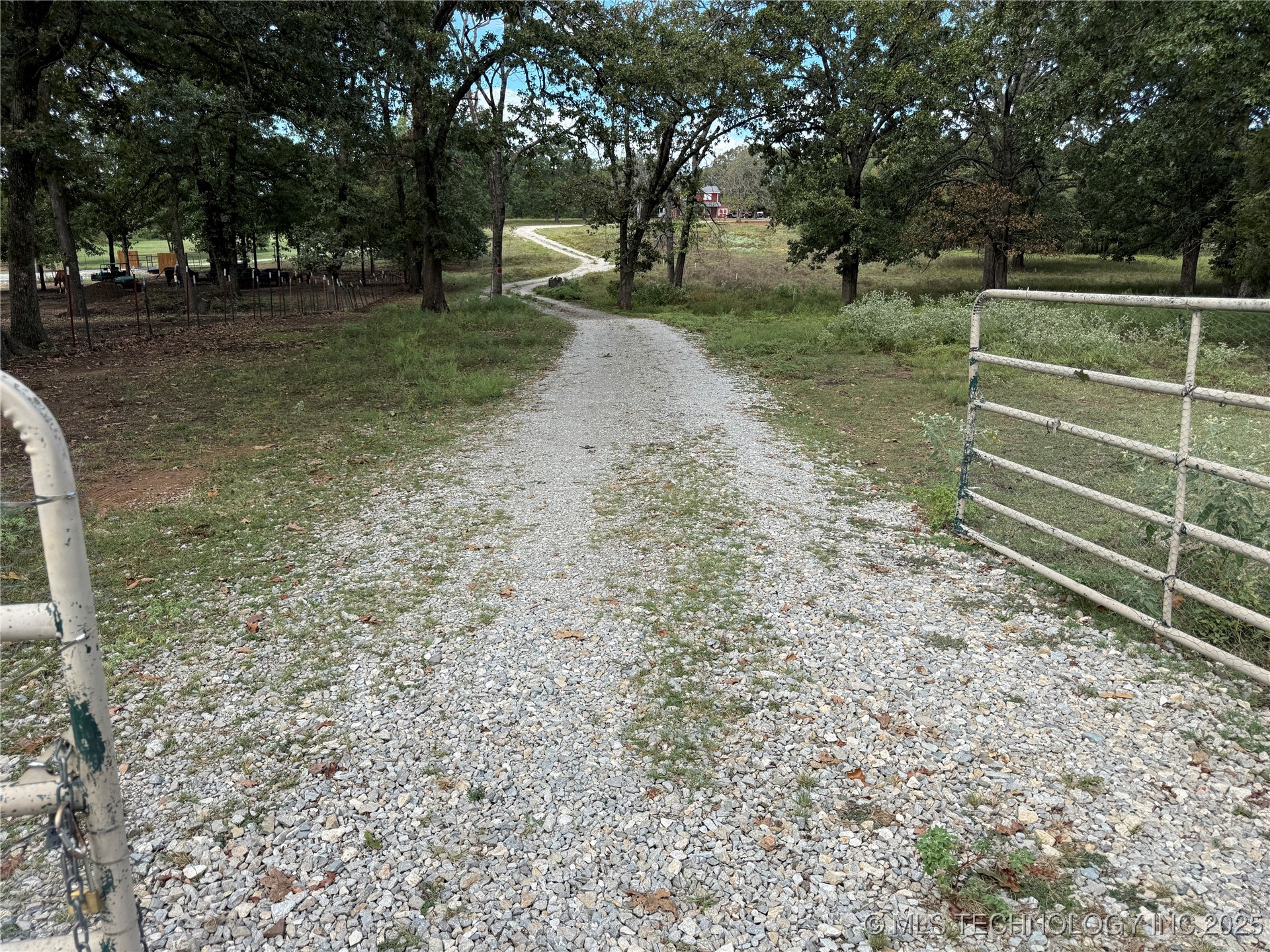 203 E Red Oak Drive Property Photo 2