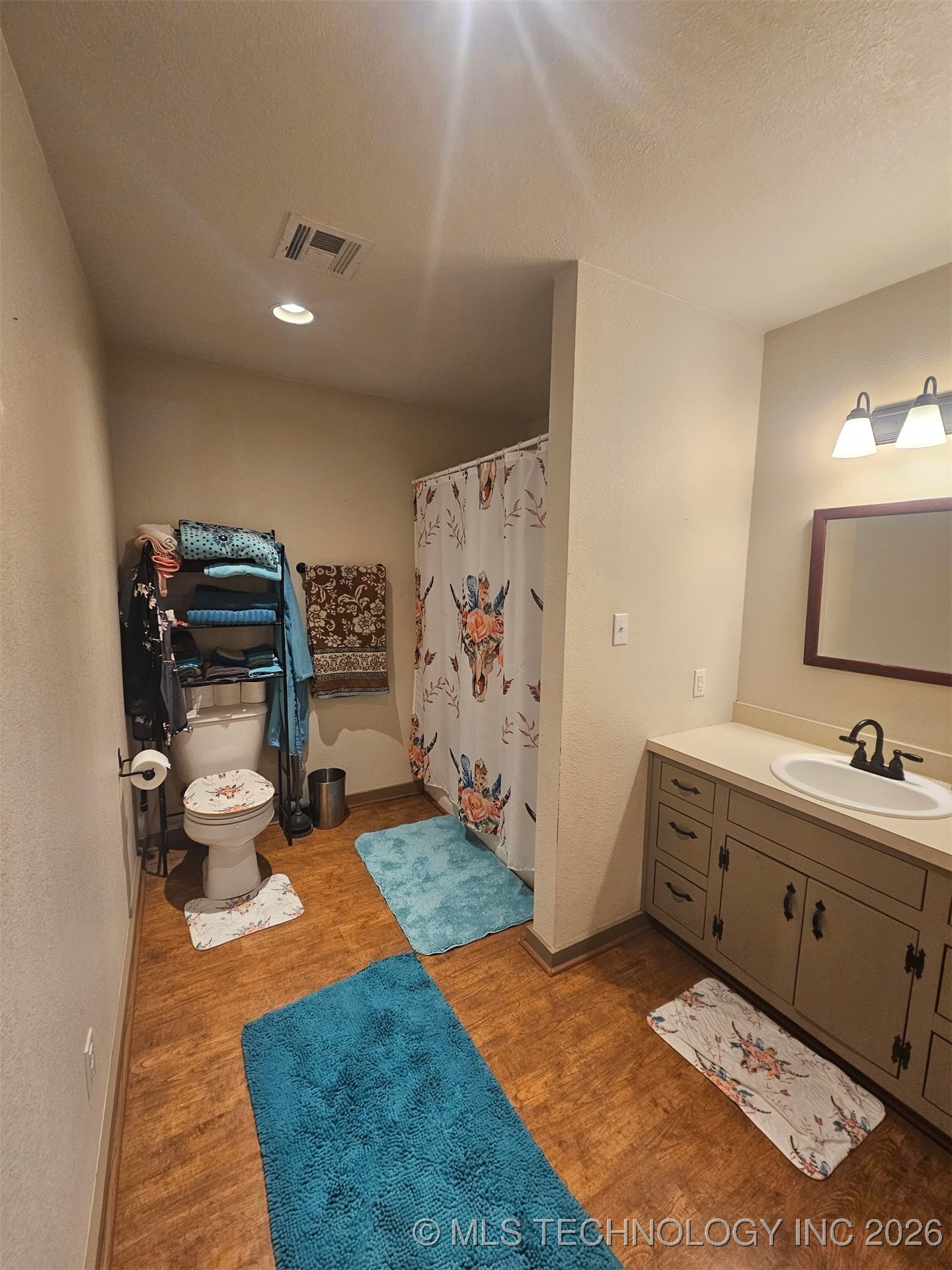 203 E Red Oak Drive Property Photo 4