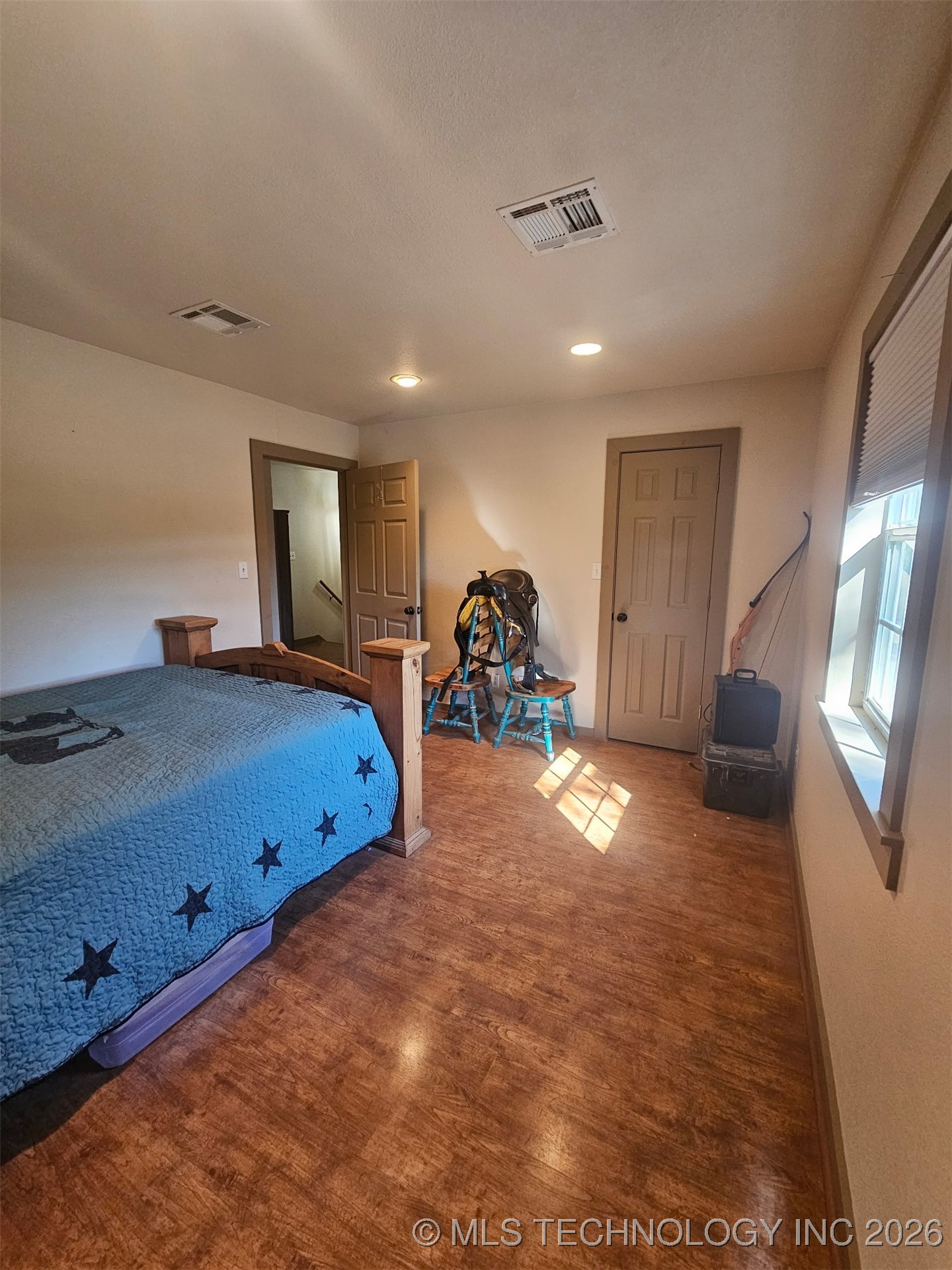 203 E Red Oak Drive Property Photo 7