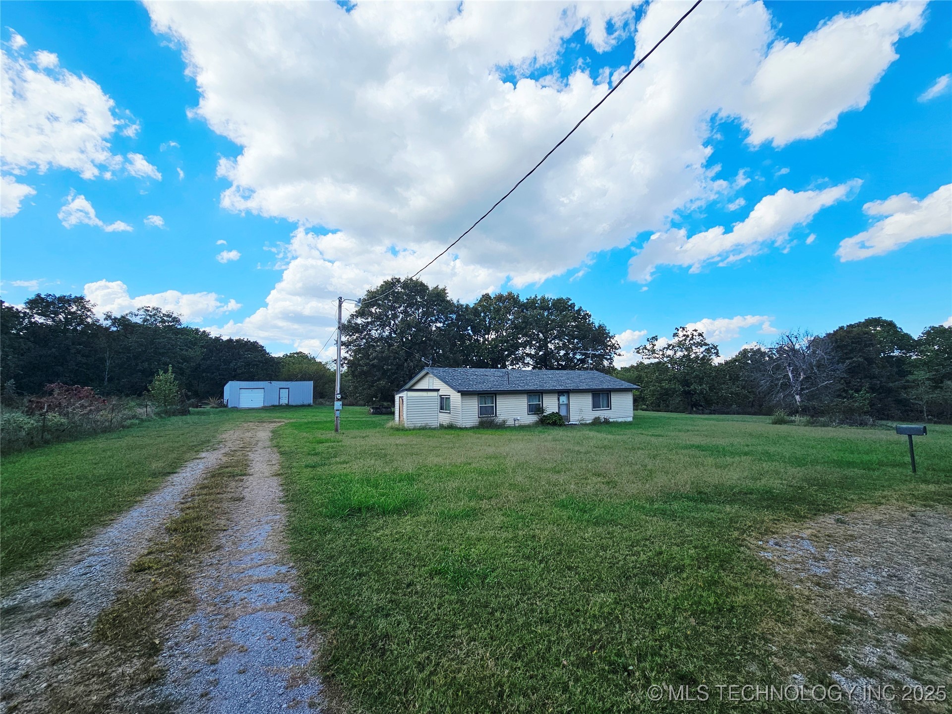 9212 S 443 Road Property Photo 4