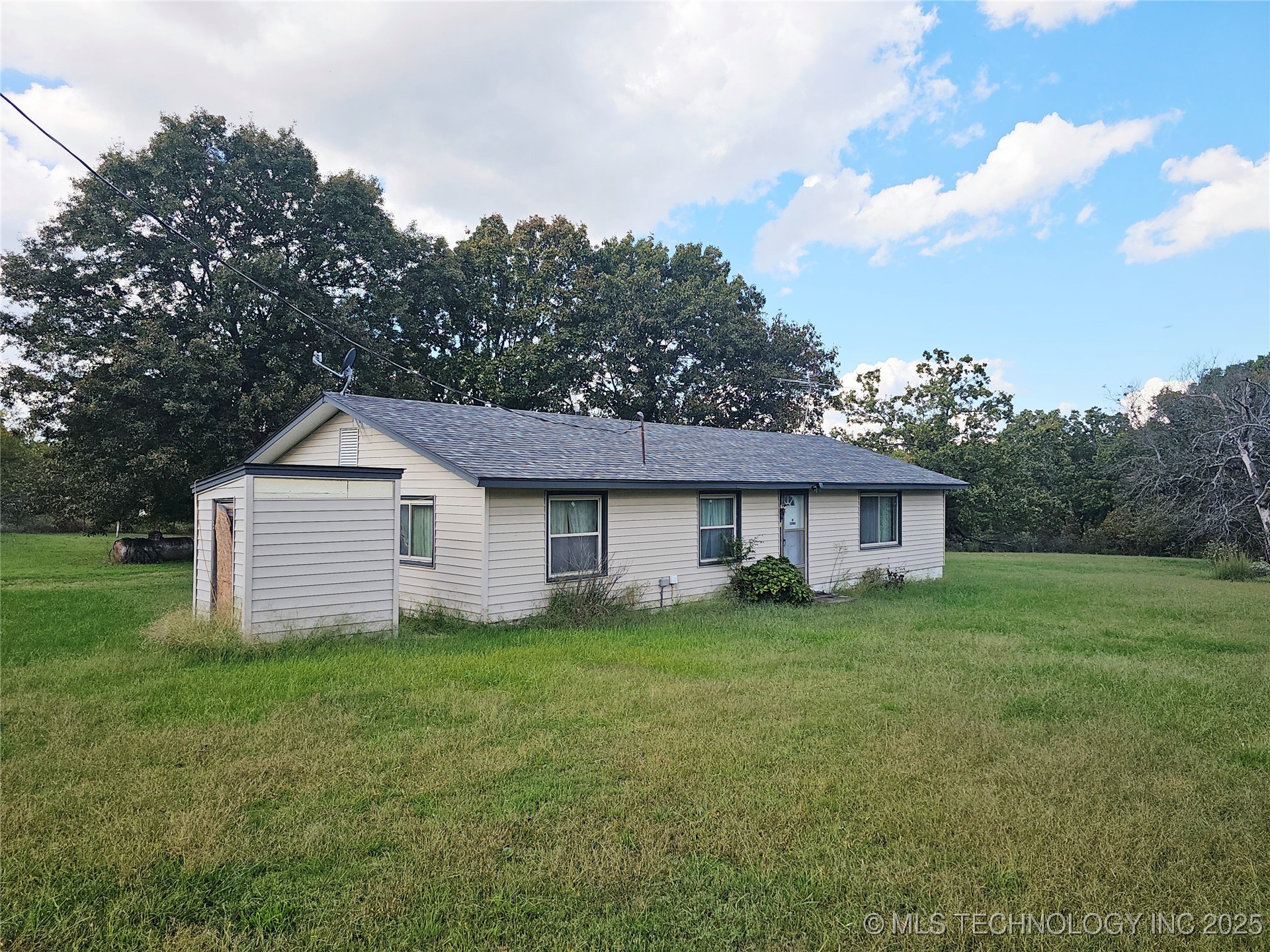 9212 S 443 Road Property Photo 5