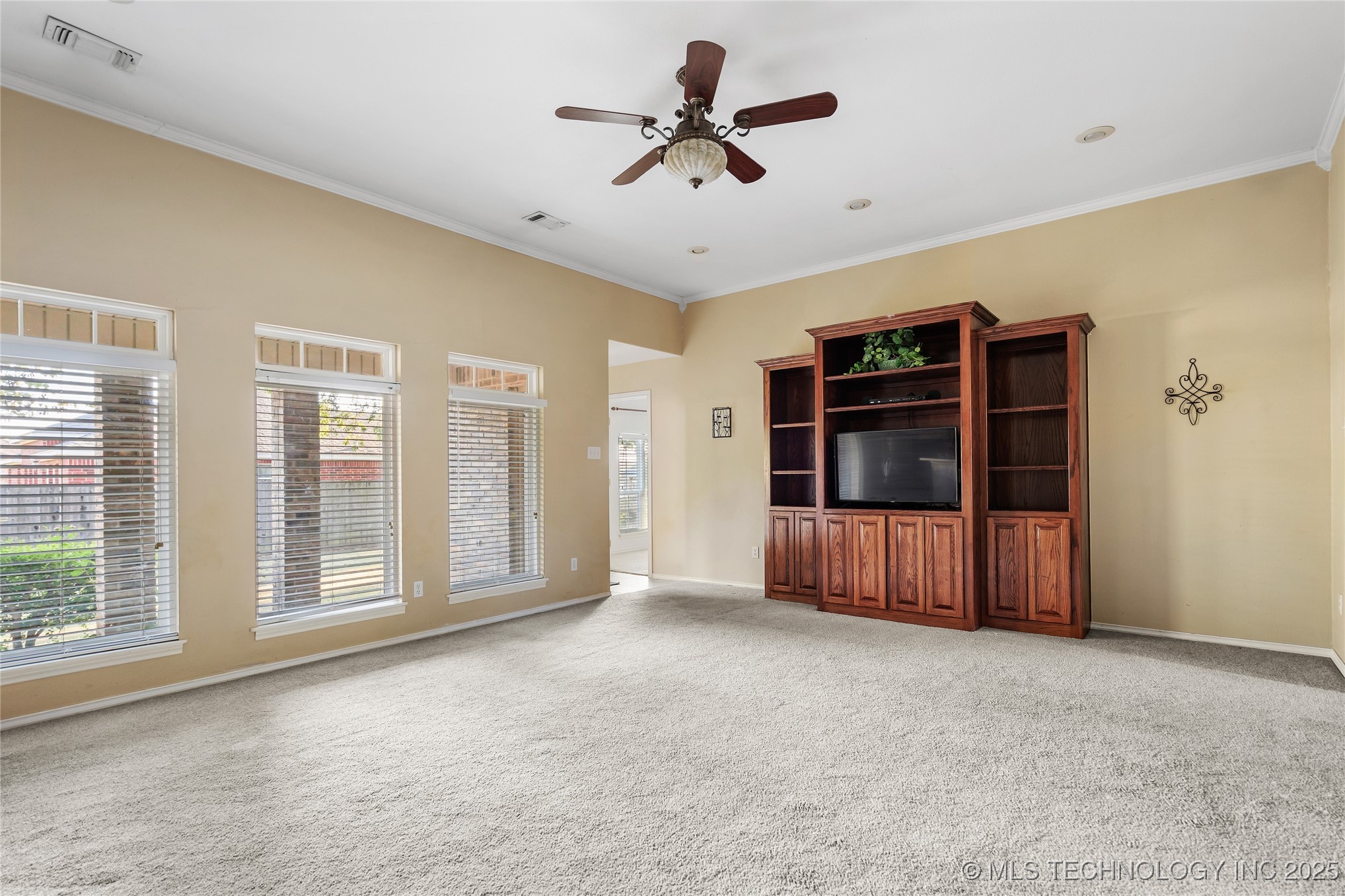 501 Mayall Property Photo 5