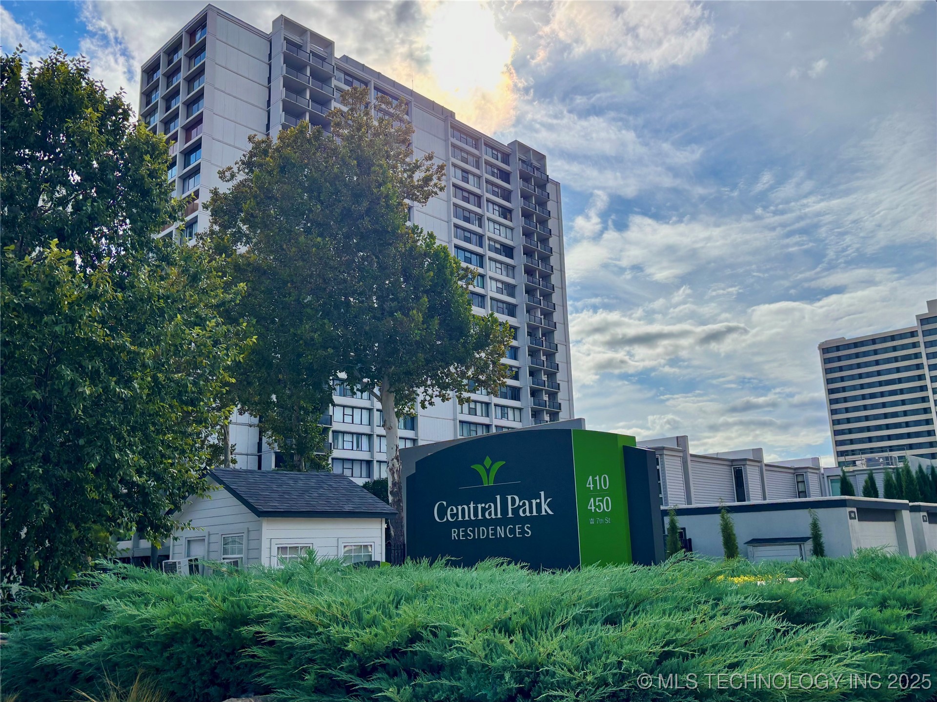 450 W 7th Street 809 Property Photo 1