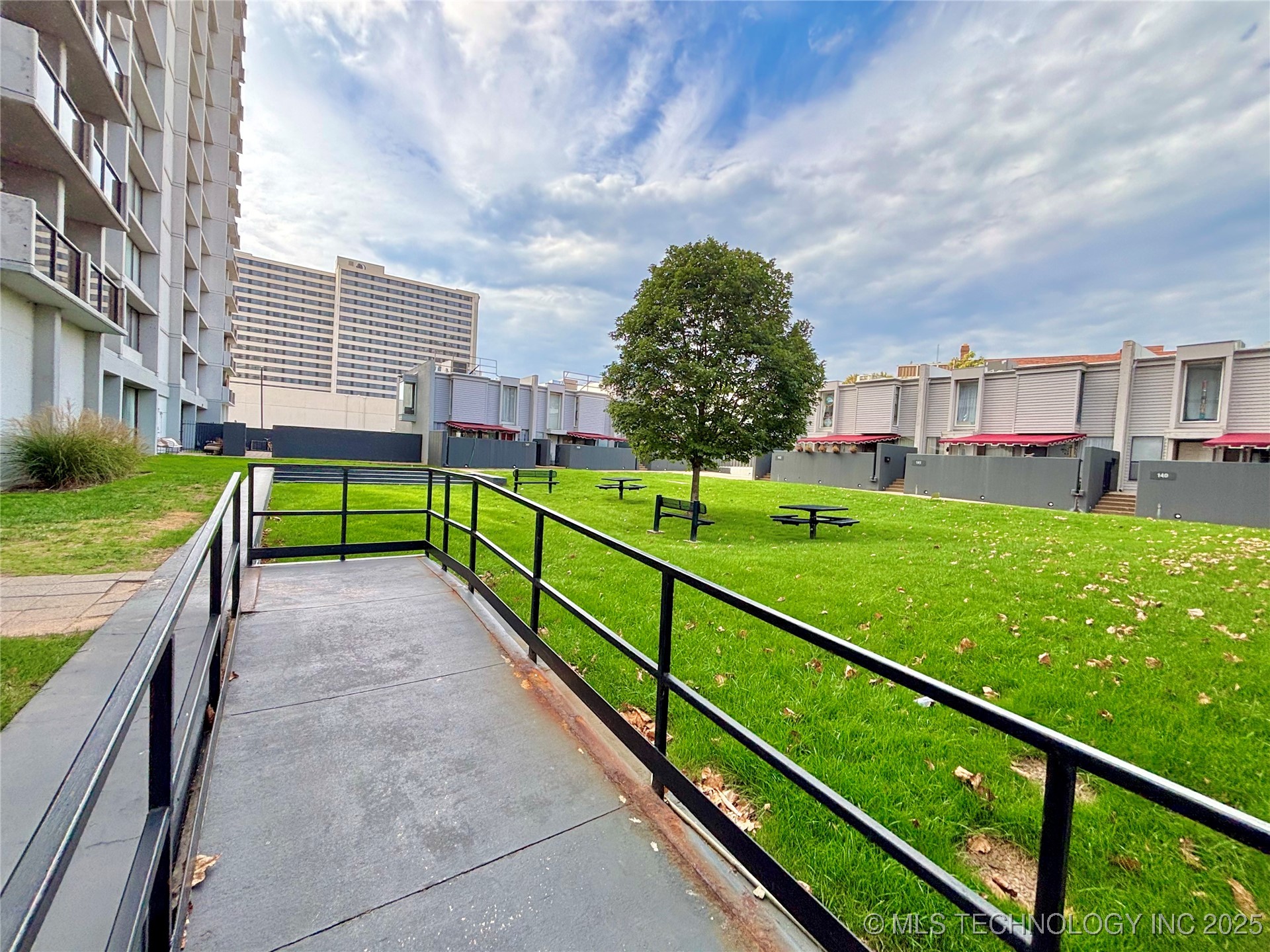 450 W 7th Street 809 Property Photo 32