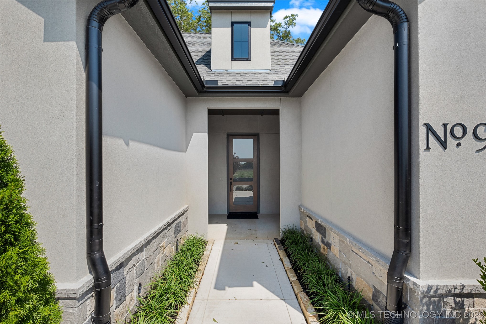 9617 E 119th Court Property Photo 3