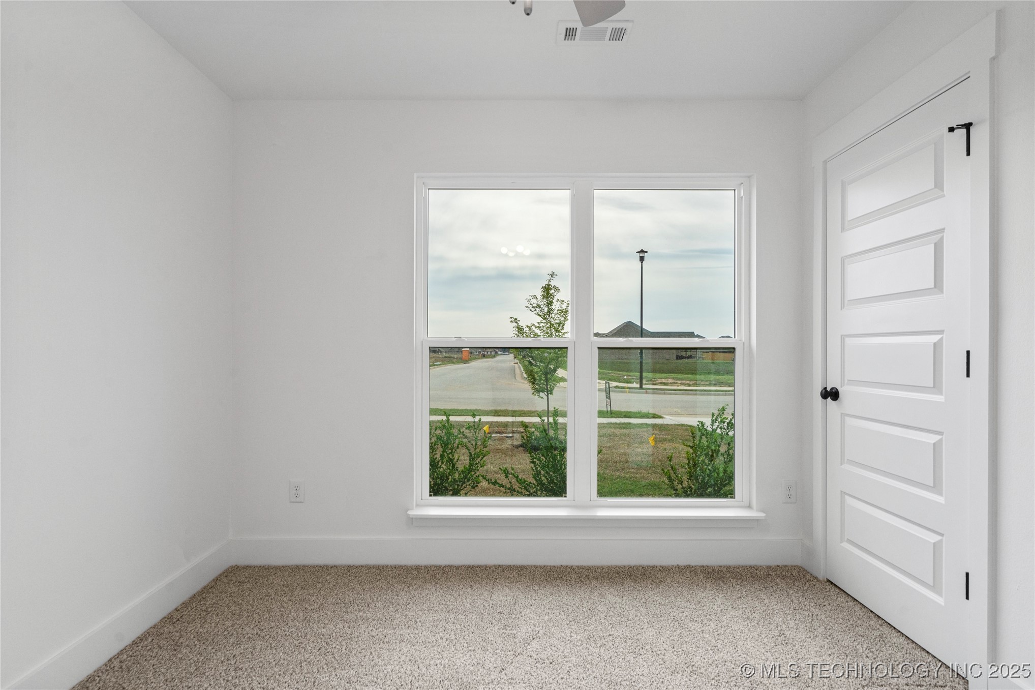 2812 E Monroe Street Property Photo 3