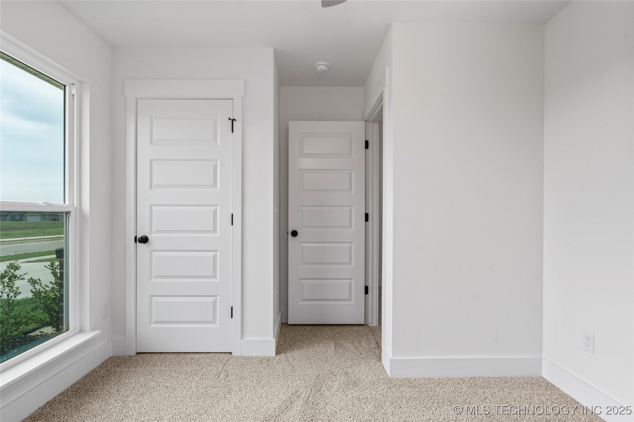 2812 E Monroe Street Property Photo 4