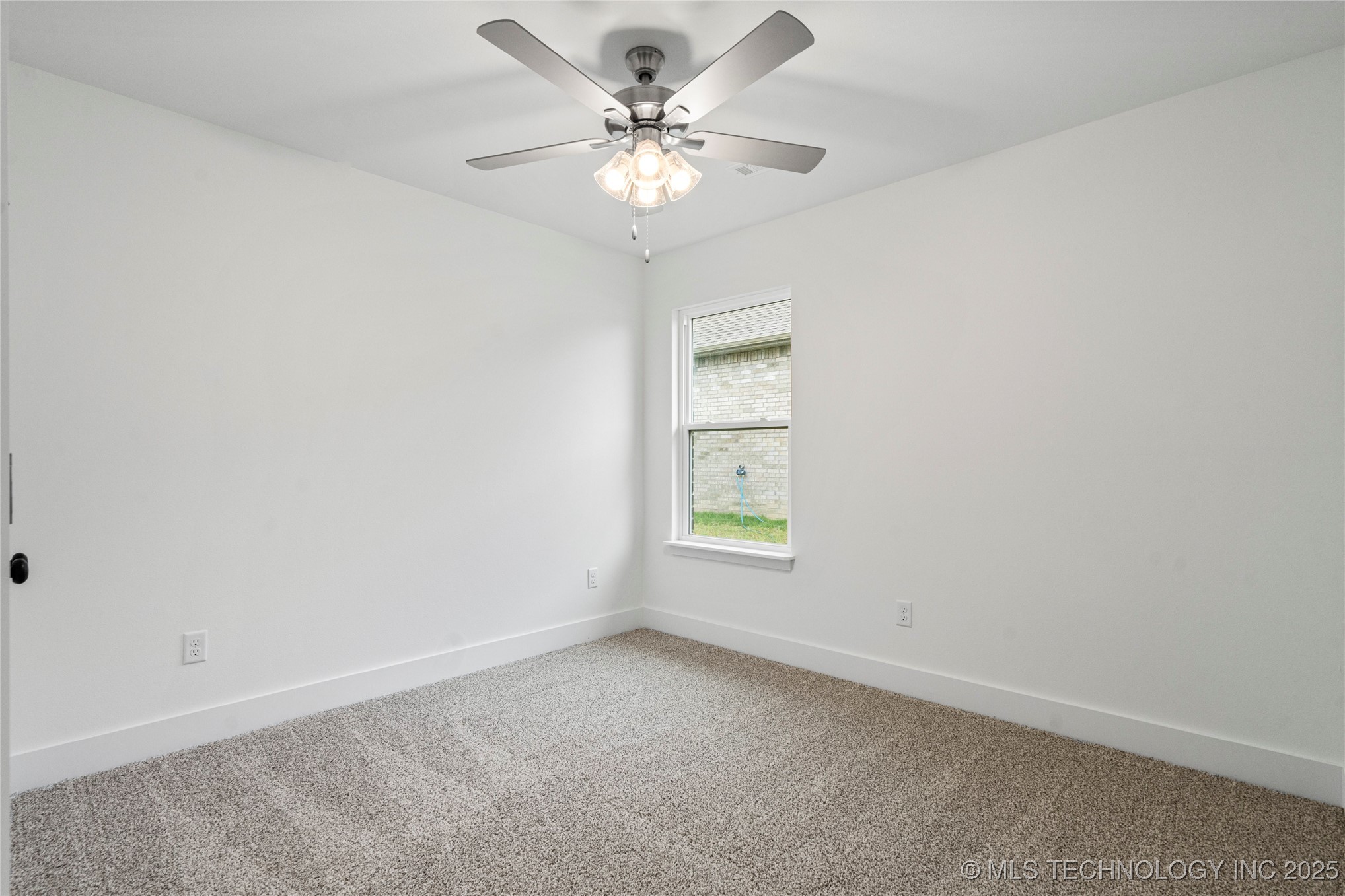 2812 E Monroe Street Property Photo 6